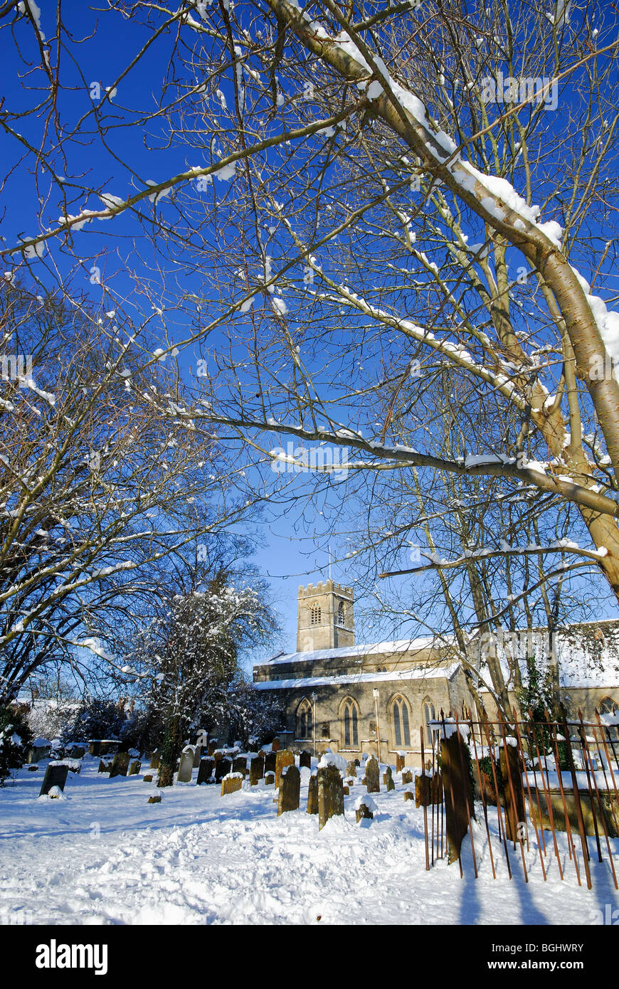 OXFORDSHIRE, VEREINIGTES KÖNIGREICH. Ein Winter-Blick auf St. Leonard Kirche in Eynsham in der Nähe von Witney. Stockfoto