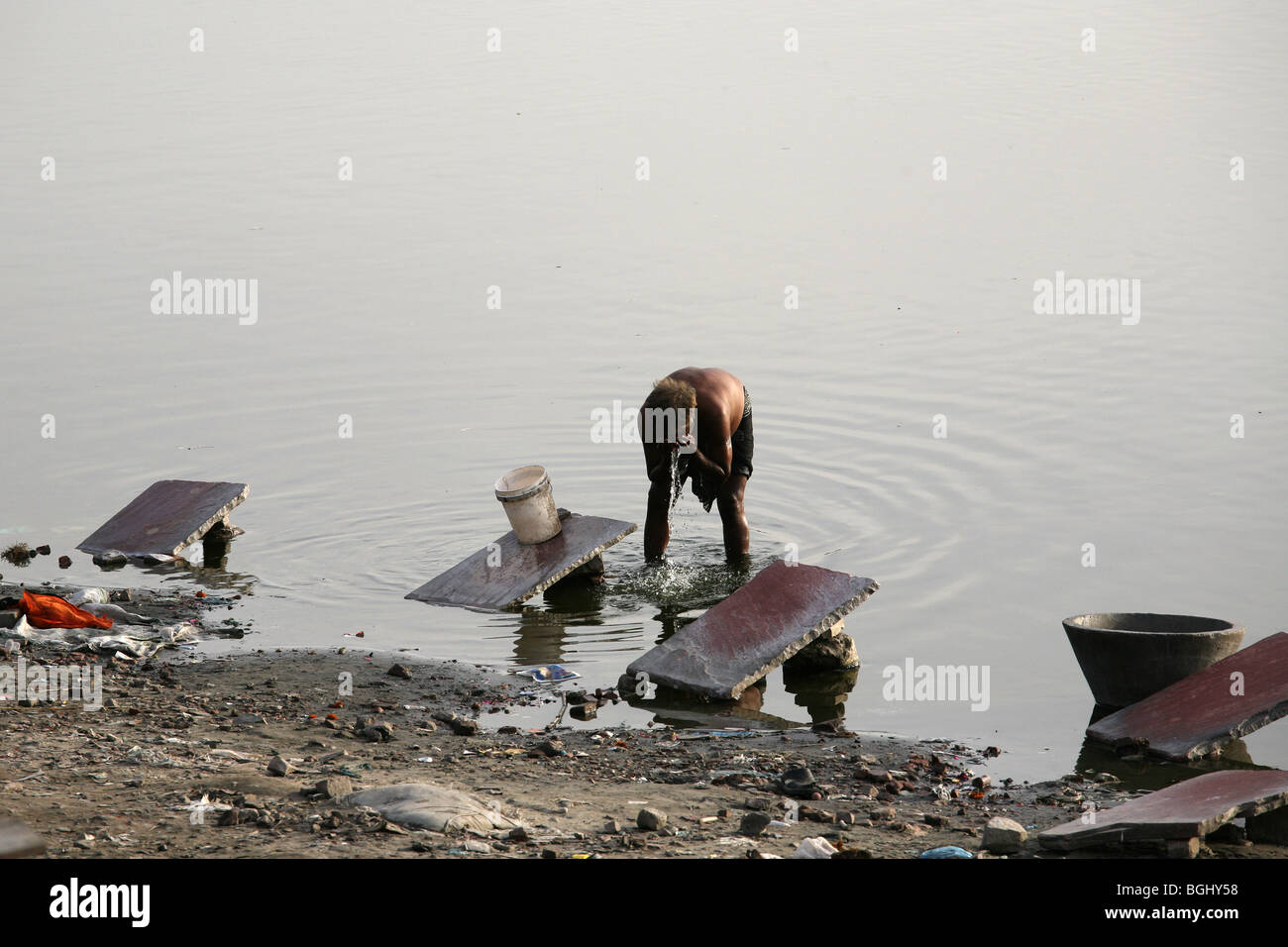 Ein indischer Mann Waschen im Fluss Yamuna in Agra. Stockfoto