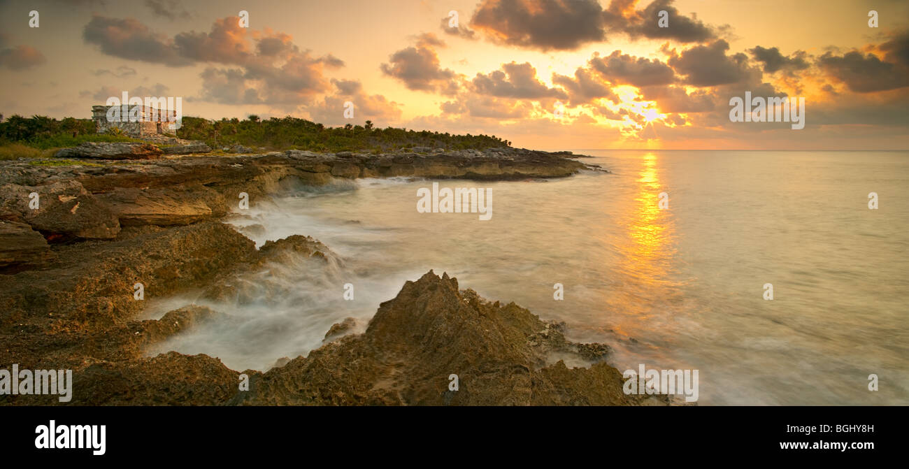 Maya-Ruinen bei Sonnenaufgang an der Riviera Maya in Mexiko. Panorama Zeitraffer Bild. Stockfoto