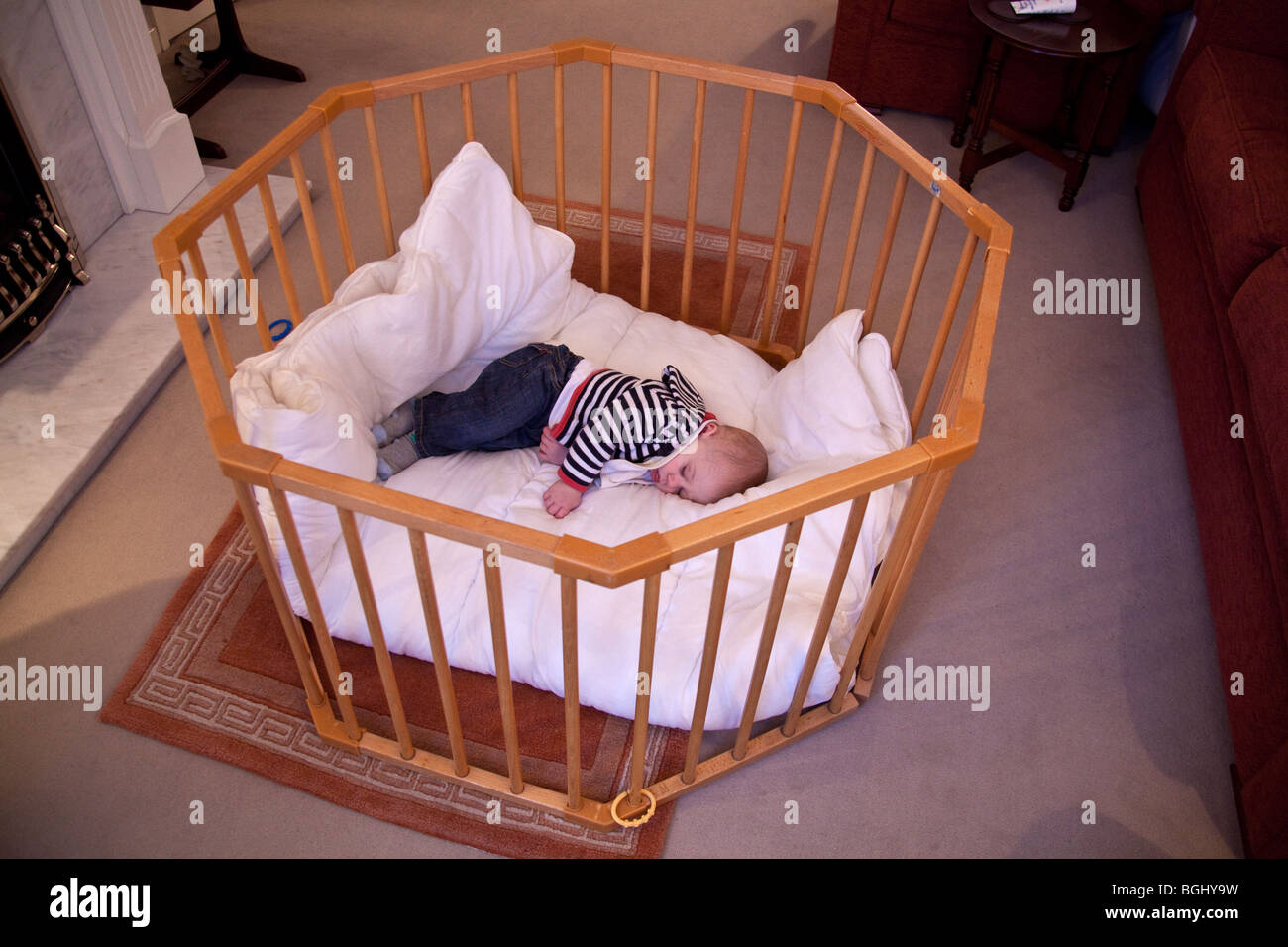 Baby Boy acht Monate alt, schlafen in einem Laufstall. Stockfoto