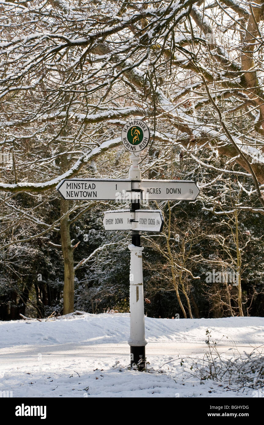 Wegweiser in der New Forest-Hampshire im Schnee in der Nähe von Minstead Stockfoto