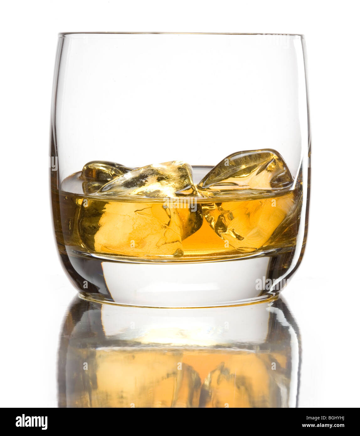 Glas Scotch Whisky mit Eis Stockfoto