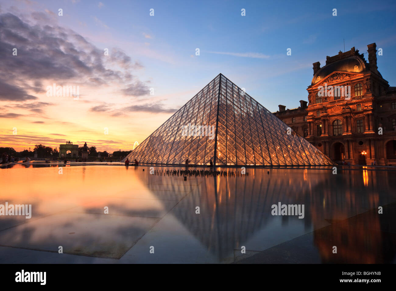 Pyramide des Louvre, Paris, Frankreich. Bei Sonnenuntergang am 22. August 2009 aufgenommen. Stockfoto