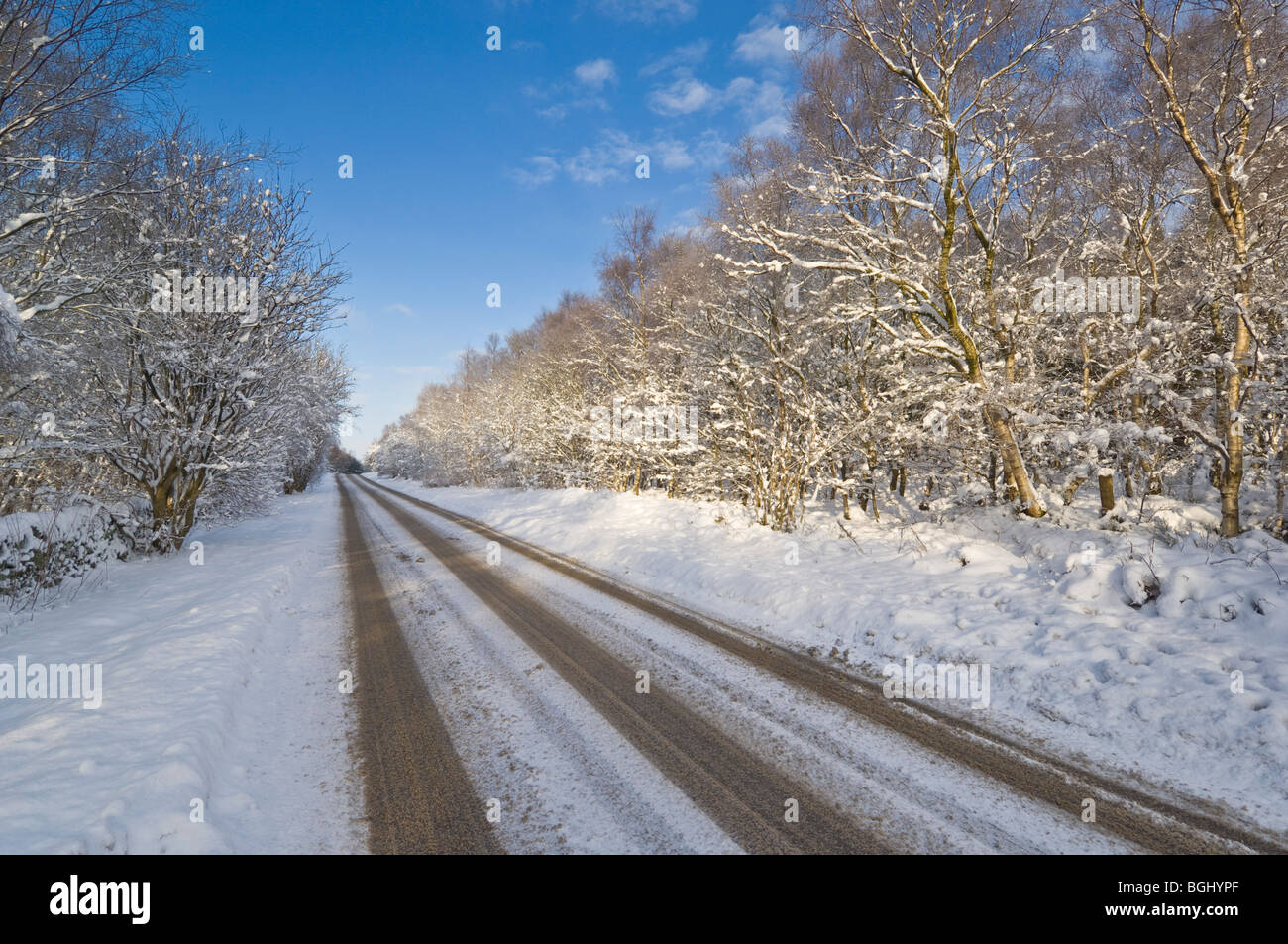 Schneebedeckte Straße in Derbyshire Peak District England GB UK EU Europa Stockfoto