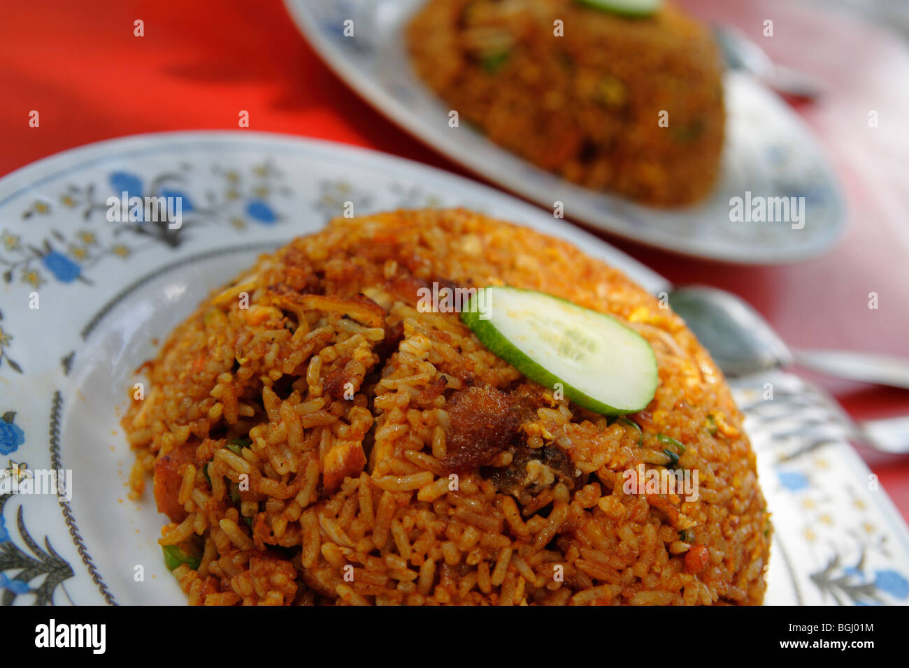 Zwei Platten aus gebratener Reis mit Huhn und Gurke Stockfoto