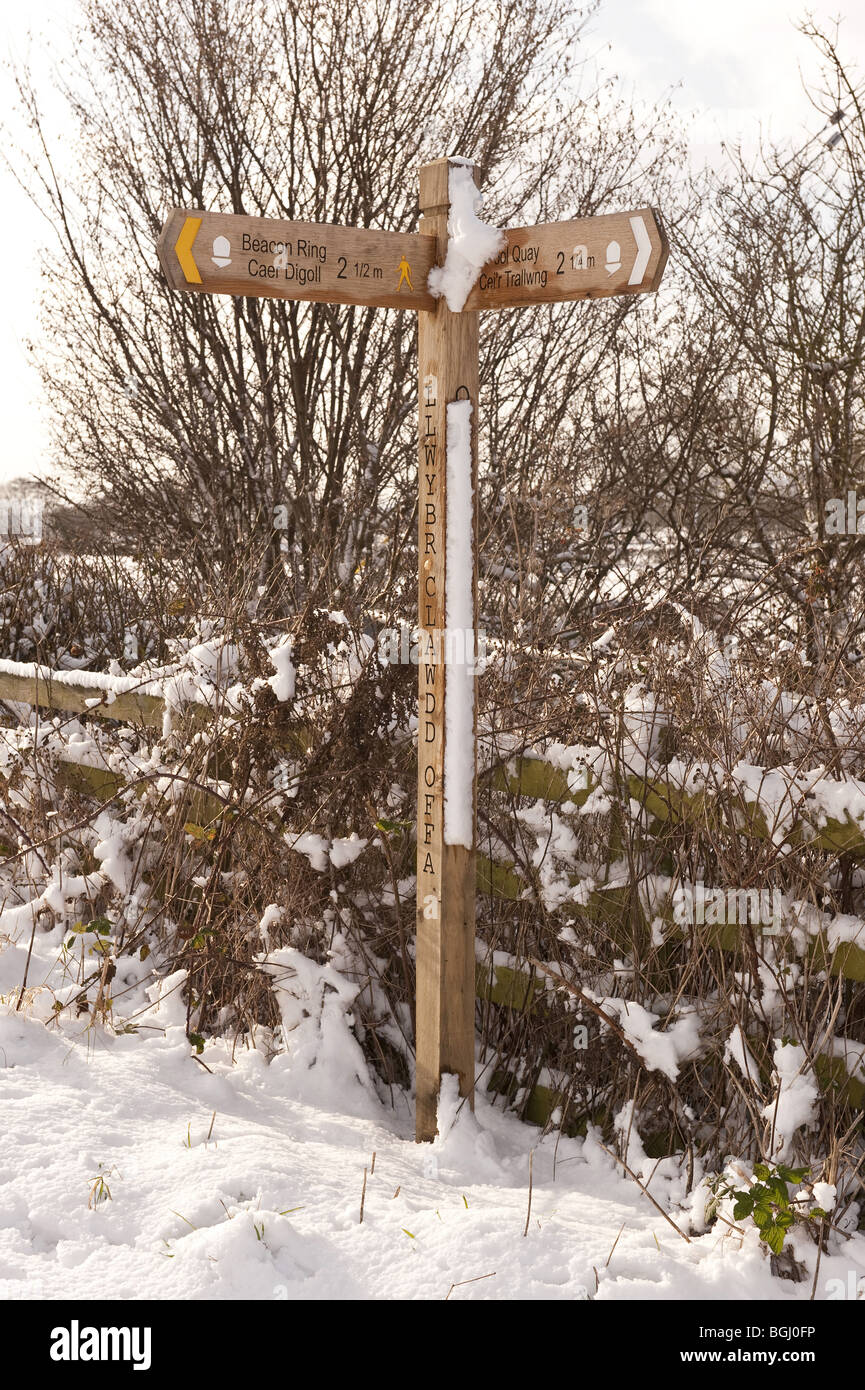 Schneebedeckte Holzpfosten Finger Stil Zeichen befindet sich auf Offa es Dyke öffentlichen Weg. Stockfoto