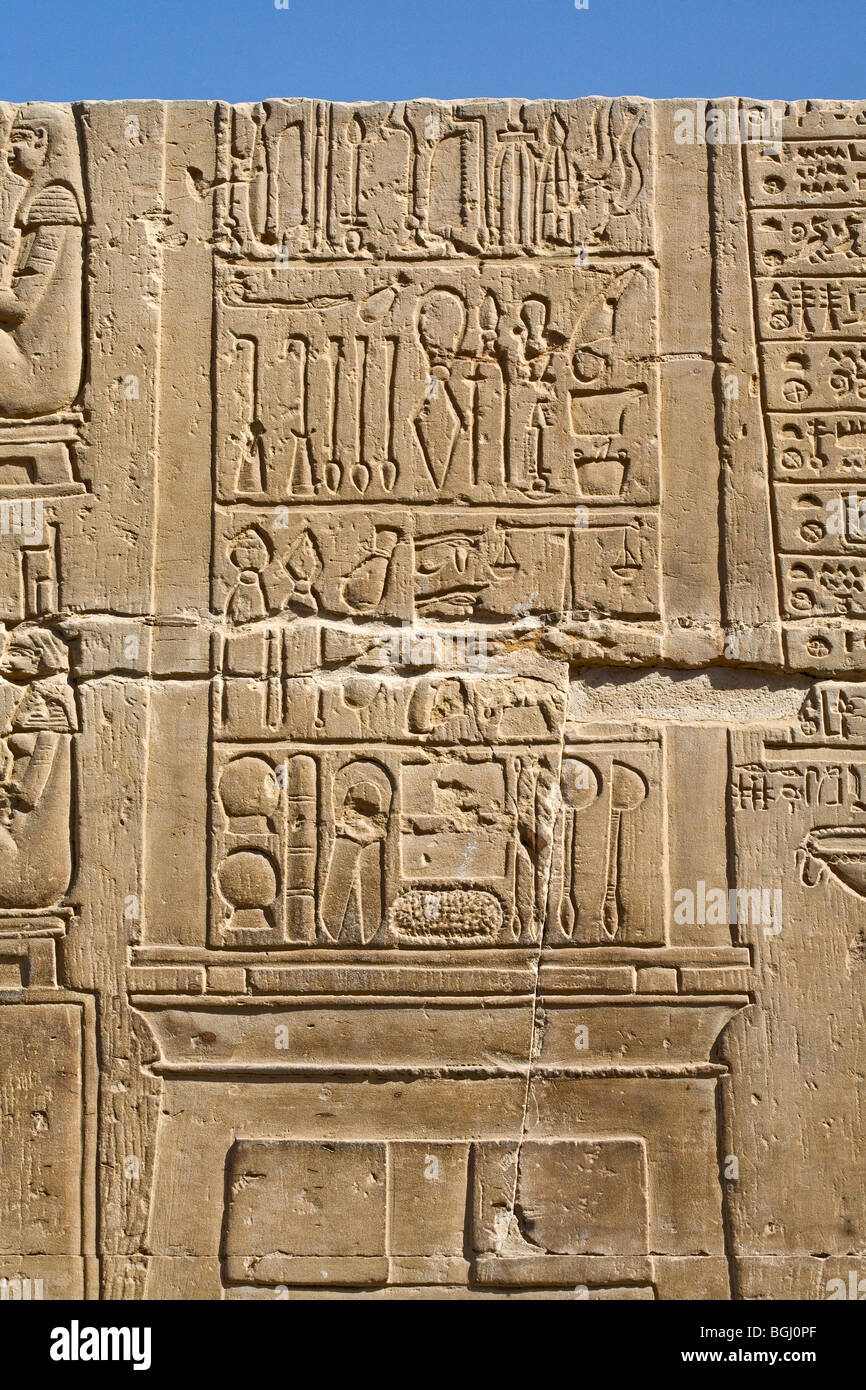 Relief Darstellung medizinischer Instrumente äußere Korridor Tempel Haroeris und Sobek in Kom Ombo im Niltal, Oberägypten Stockfoto