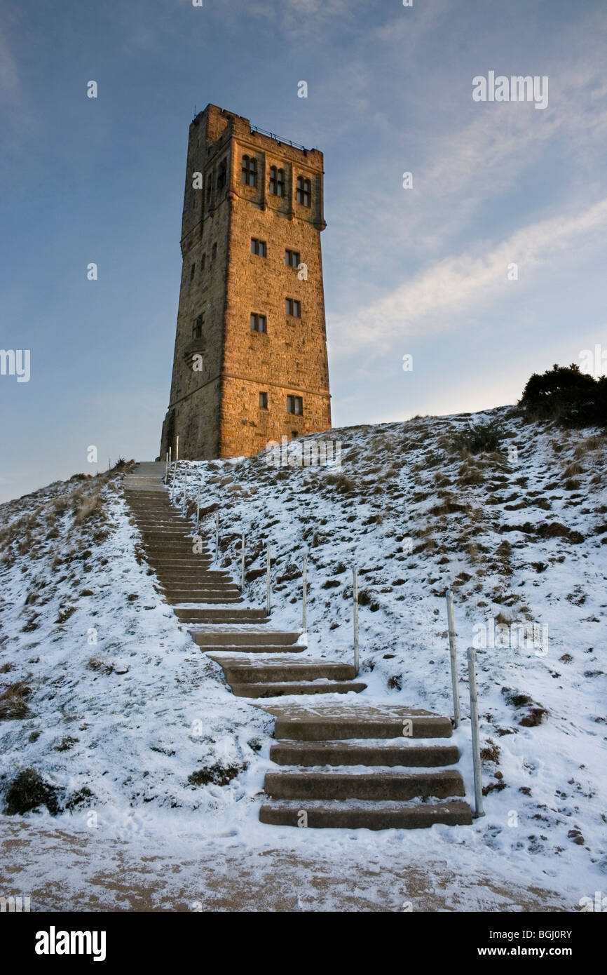 Ein Winter-Blick auf Victoria Tower auf dem Burgberg, welche über Huddersfield, West Yorkshire sieht Stockfoto