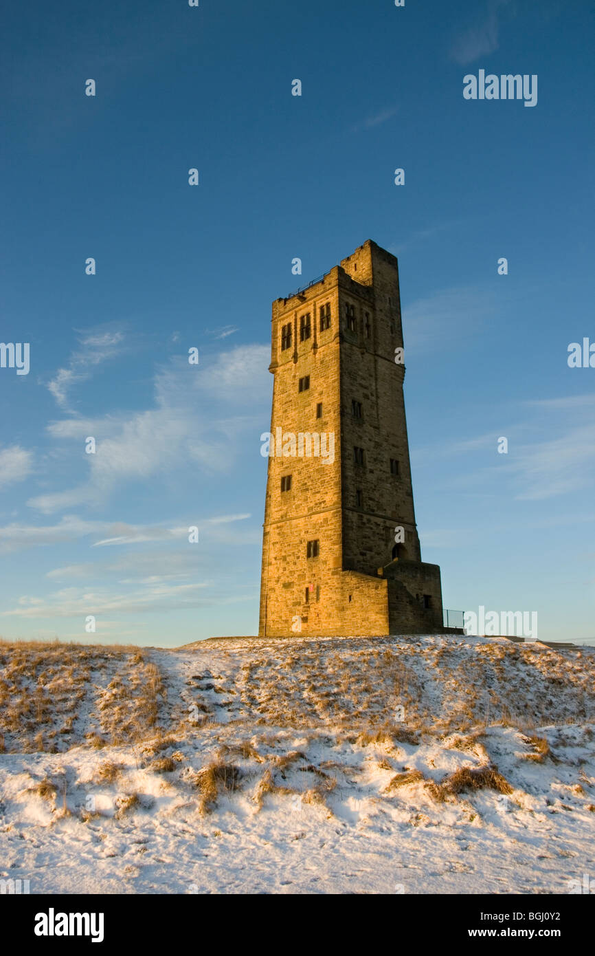 Ein Winter-Blick auf Victoria Tower auf dem Burgberg, welche über Huddersfield, West Yorkshire sieht Stockfoto