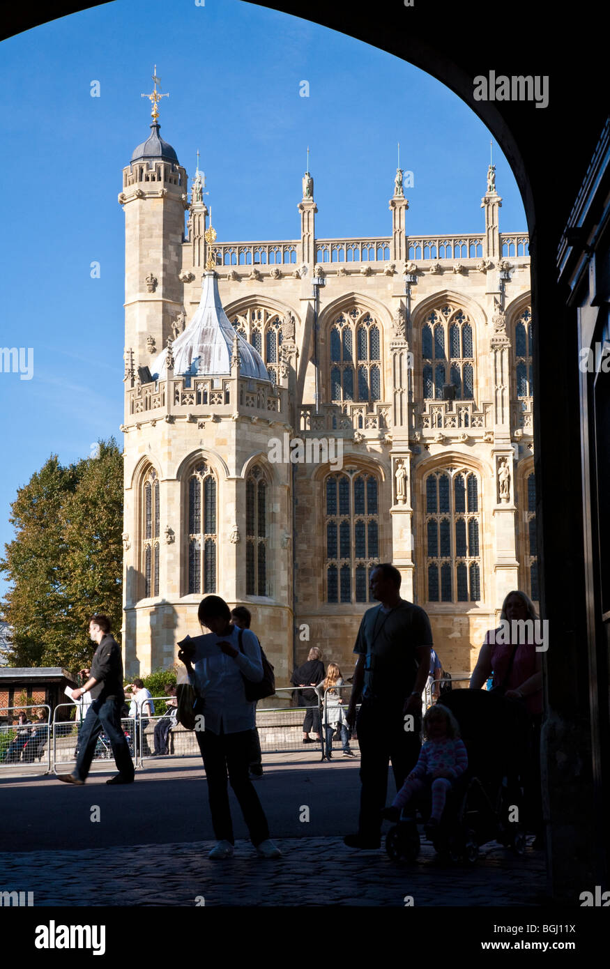 Auf der Suche durch König Henry VIII Tor in Richtung St.-Georgs Kapelle, Windsor Castle Stockfoto