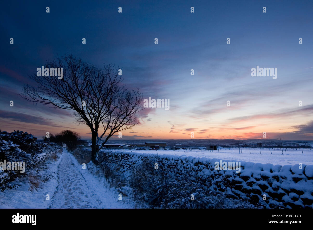Einen Winter Sonnenuntergang auf die Mauren über Guiseley, in der Nähe von Leeds in West Yorkshire Stockfoto