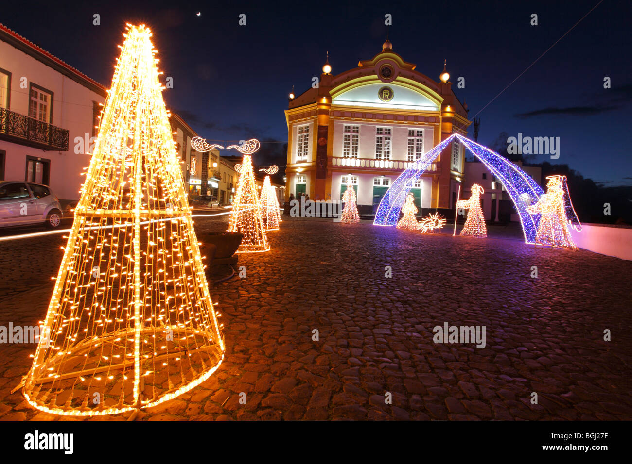 Das Theatergebäude und einige Weihnachtsdekorationen in der Stadt Ribeira Grande. Azoren, Portugal. Stockfoto