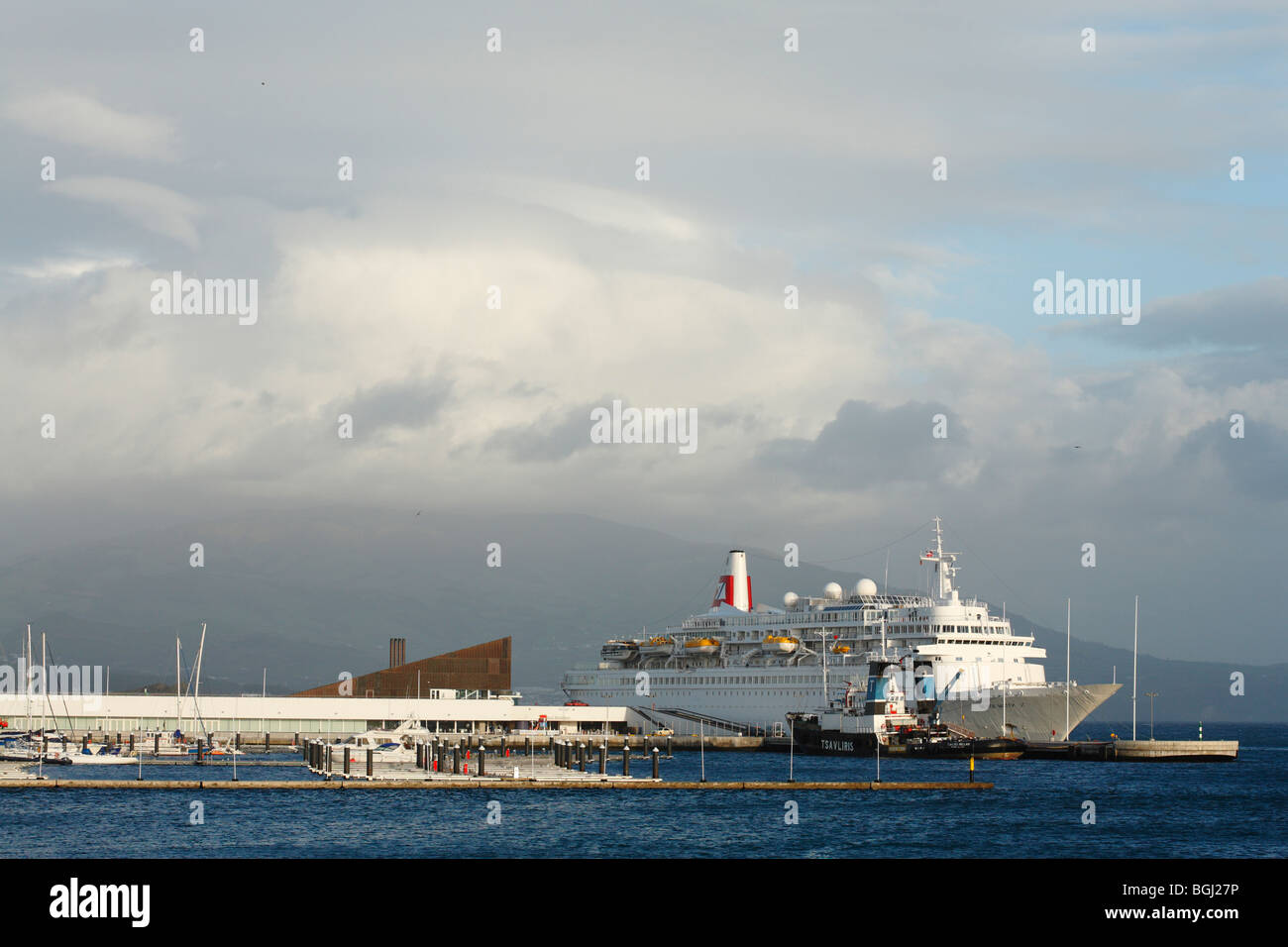Transatlantische Schiff "Black Watch" Portas Do Mar (Gateways des Meeres). Ponta Delgada, Azoren, Portugal. Stockfoto