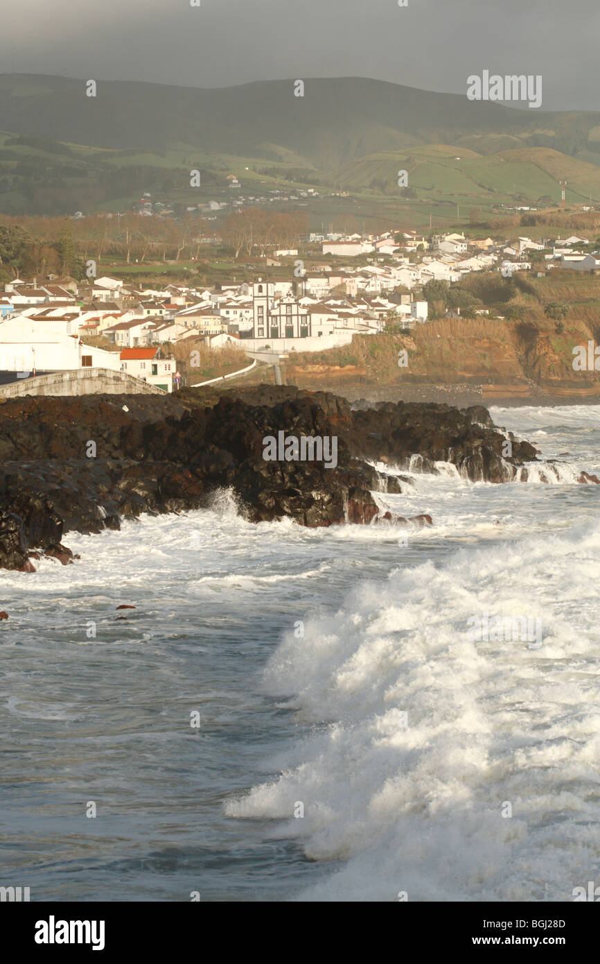 Stürmisches Wetter auf der Küste von Sao Miguel Insel, in der Nähe der Pfarrkirche von Santa Cruz da Lagoa. Azoren, Portugal. Stockfoto