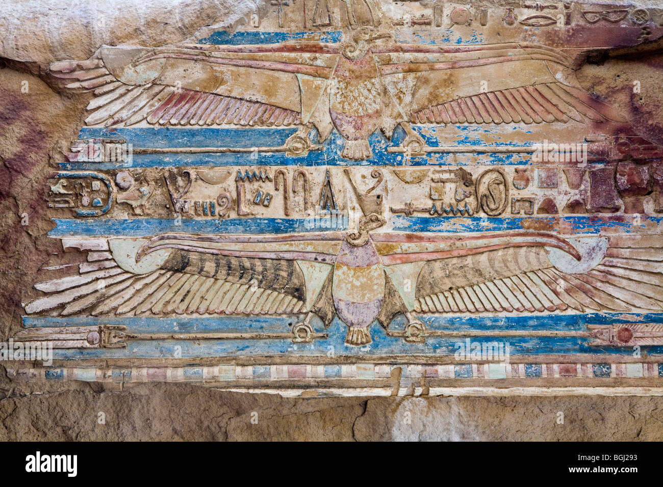 Bemalte Geier an der Decke im Tempel von Haroeris und Sobek in Kom Ombo im Niltal, Oberägypten Stockfoto