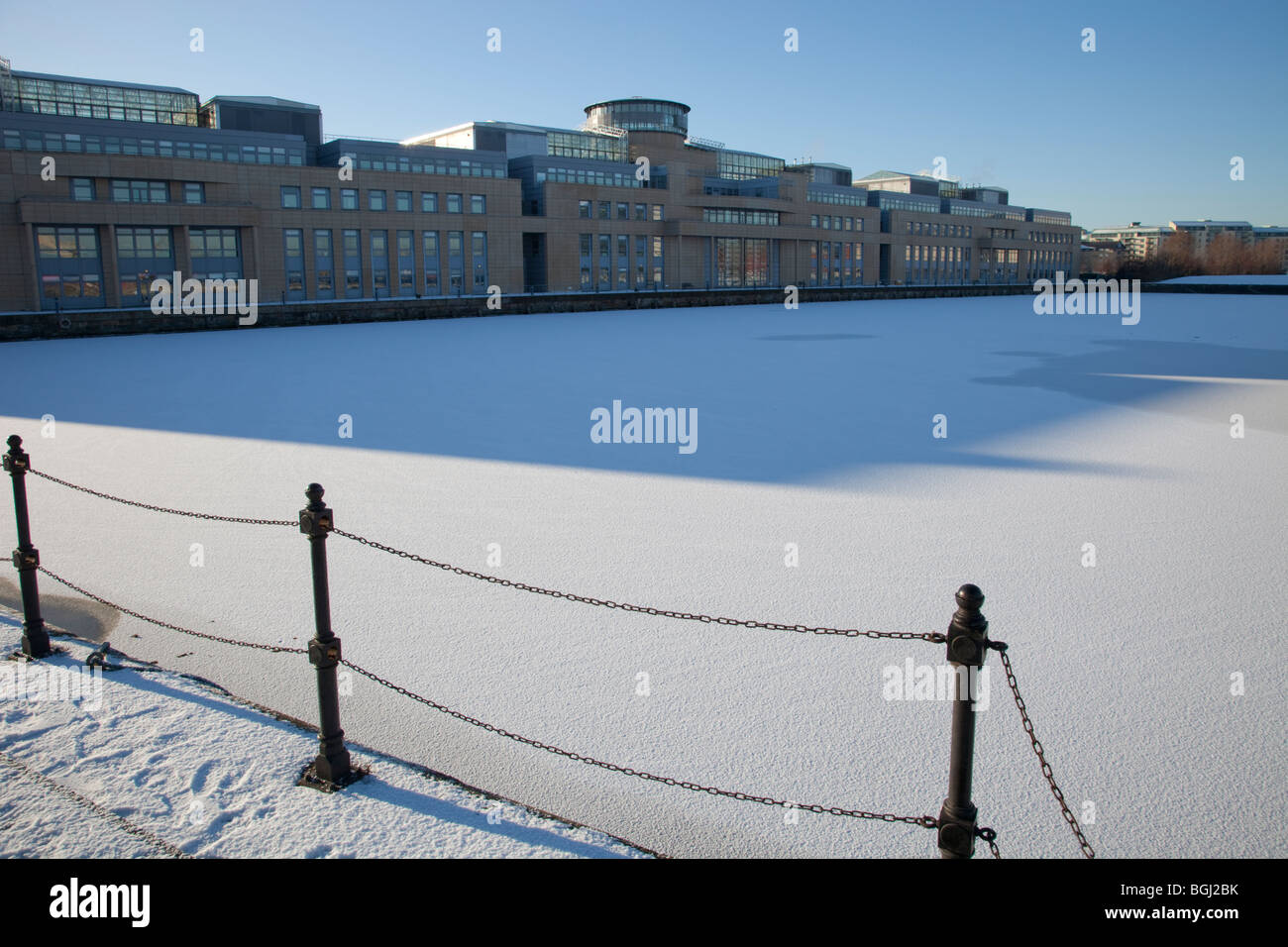 Schottische Regierung Gebäuden mit gefrorenen Teich Stockfoto
