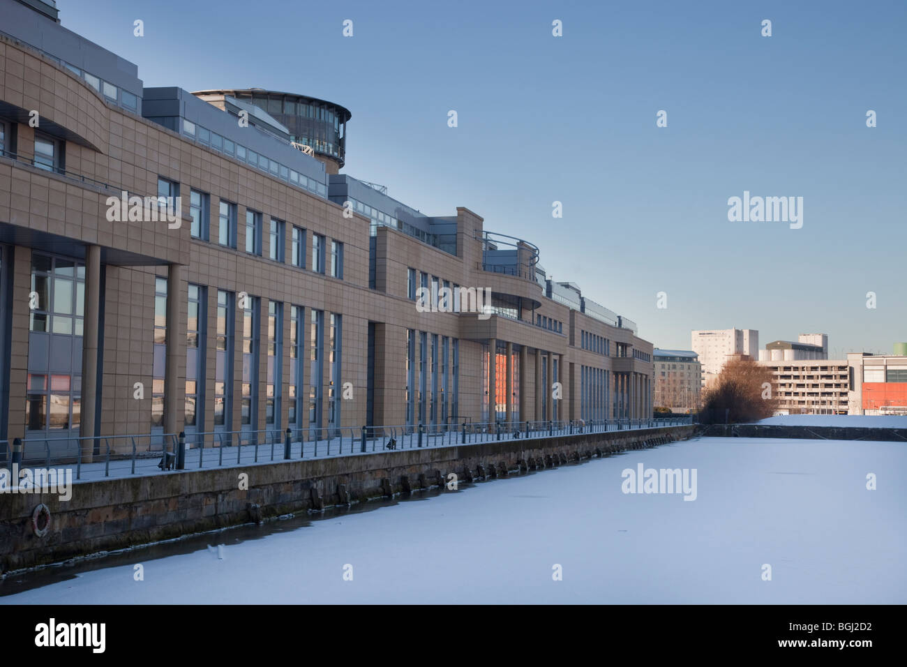 Schottische Regierung Gebäuden mit gefrorenen Teich Stockfoto