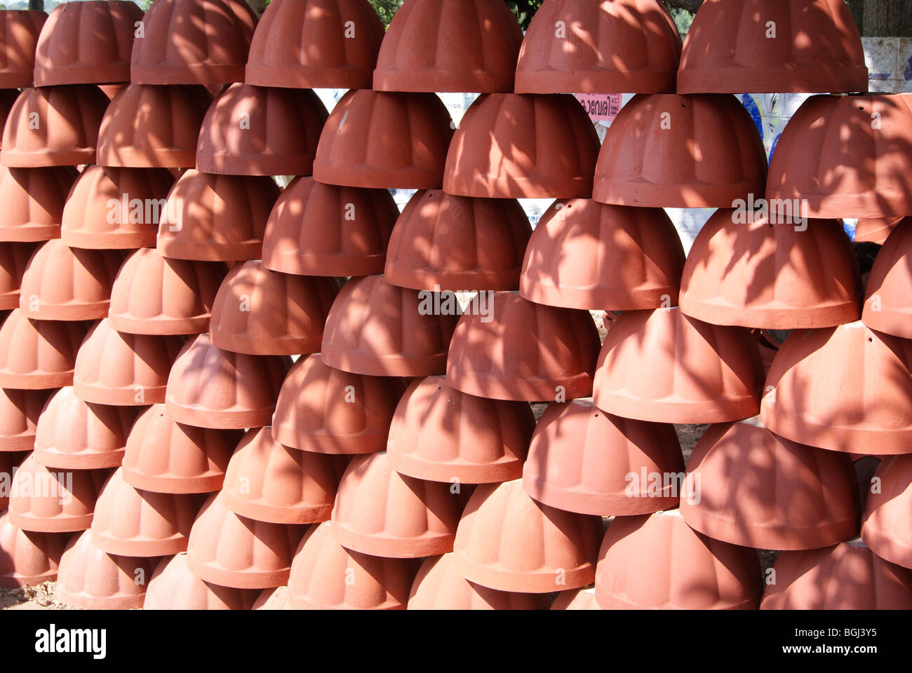 Tontopf arrangiert typisch hintereinander zum Verkauf Stockfoto