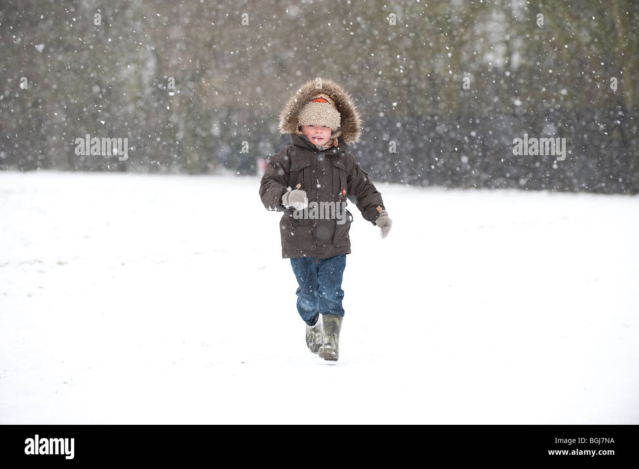 Kleiner Junge laufen und spielen im Schnee in South East London / North Kent, England, Januar 2010 Stockfoto
