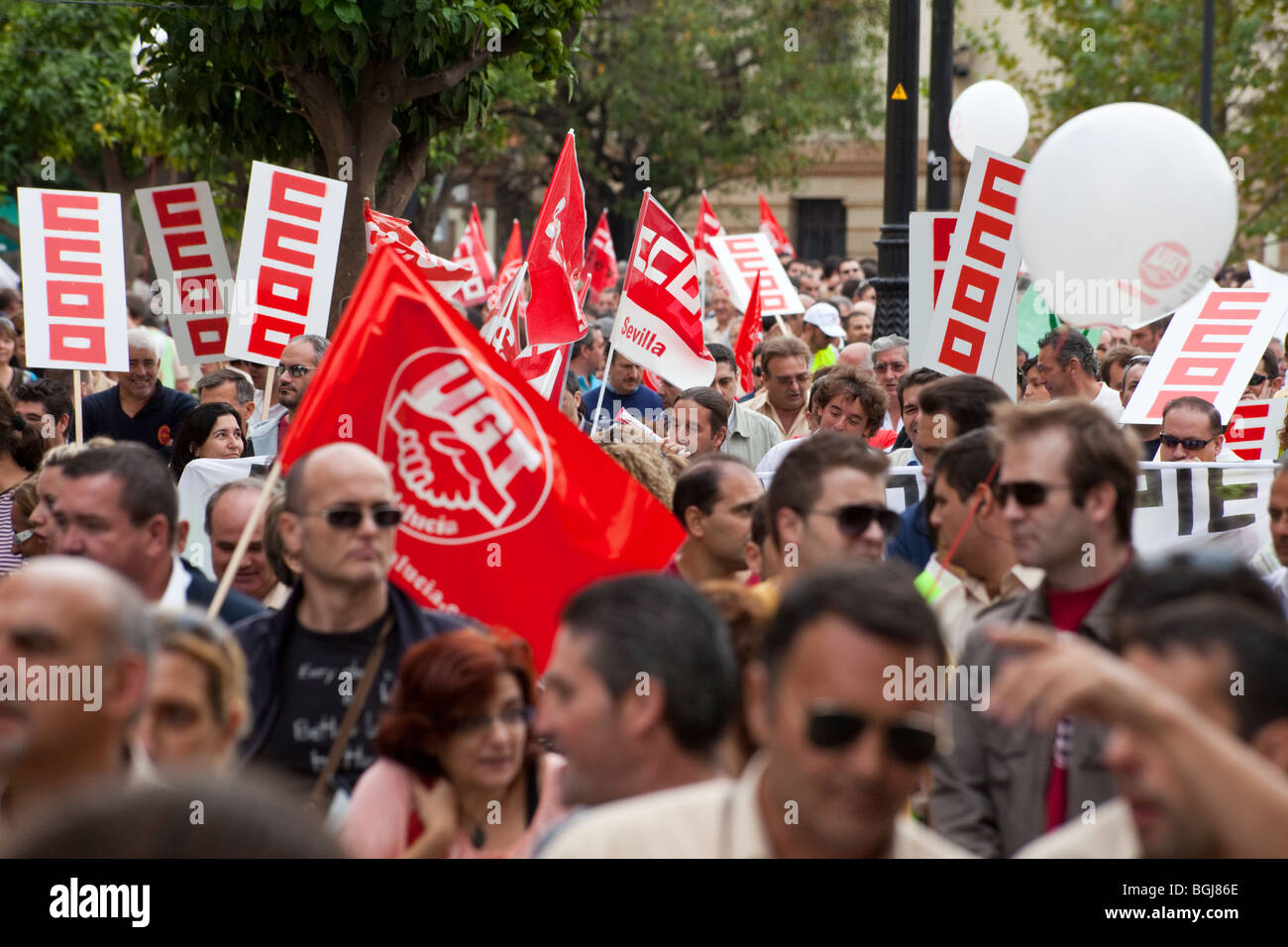 Gewerkschaften März in Sevilla, Spanien, Protest gegen Arbeitslosigkeit und bittet um Unterstützung für öffentliche Arbeitsplätze und weniger Familienunternehmen Stockfoto