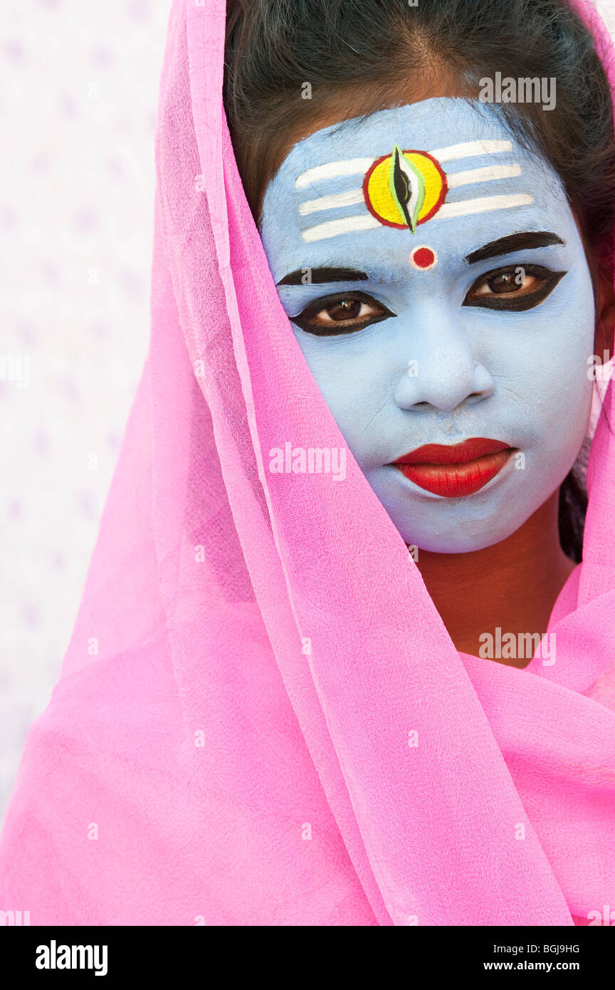 Indisches Mädchen mit Gesicht malen als Hindu Gott Shiva. Indien Stockfoto