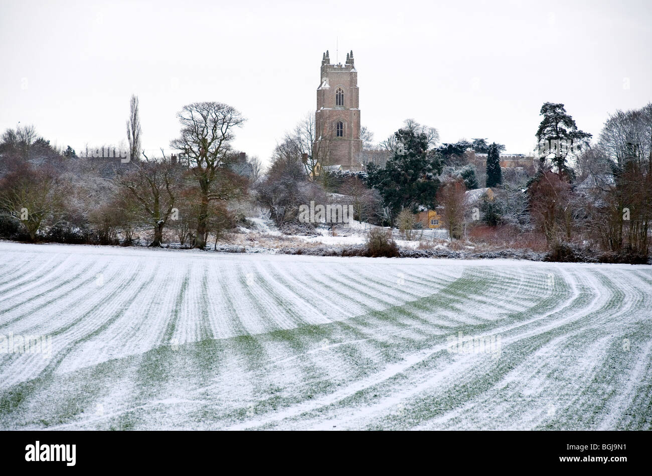 St. Marys Church im Schnee, Stoke von Nayland, Suffolk, Großbritannien. Die Kirche wurde von John Constable gemalt. Stockfoto