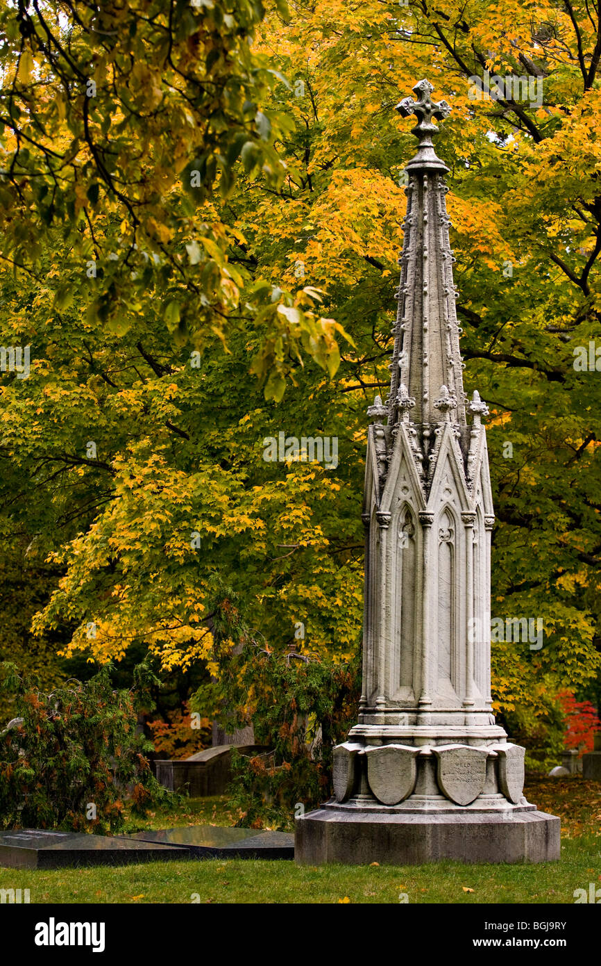 Forest Hills Cemetery. Verwitterte gotisches Grab Marker im Herbst. Stockfoto