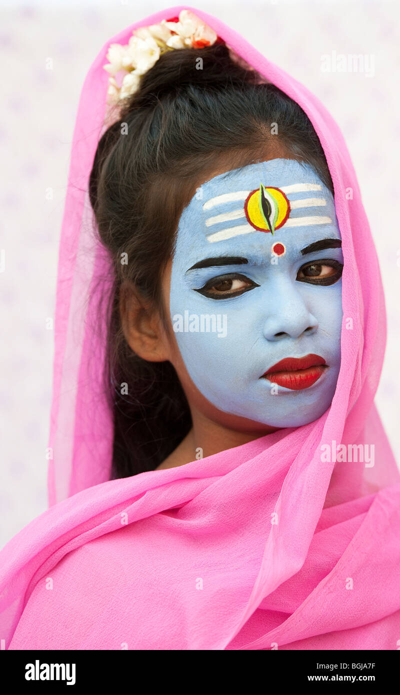 Indisches Mädchen, Gesicht gemalt als Hindu Gott Shiva. Indien Stockfoto