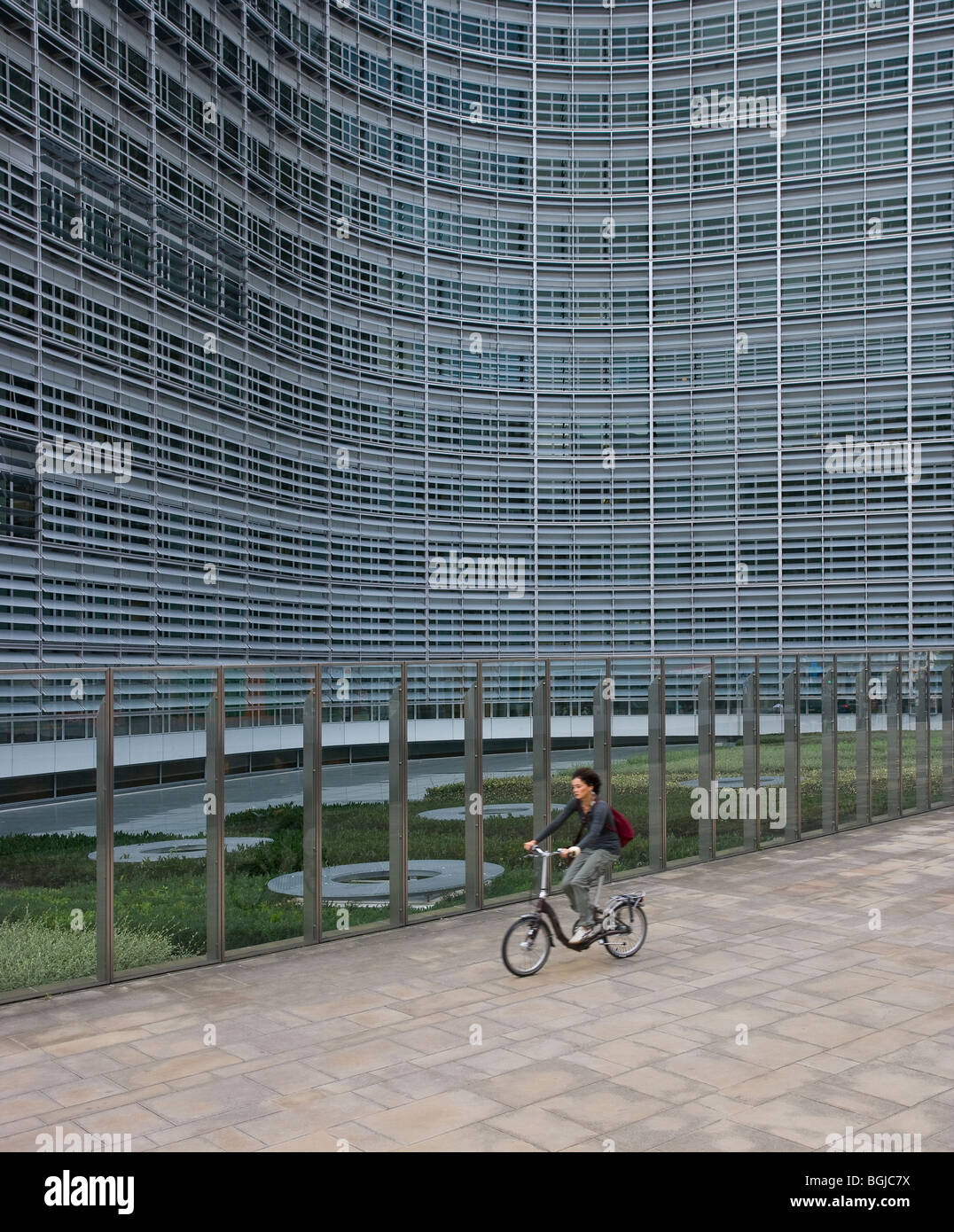 Frau Reiten Fahrrad Berlaymont-Gebäude vorbei Stockfoto