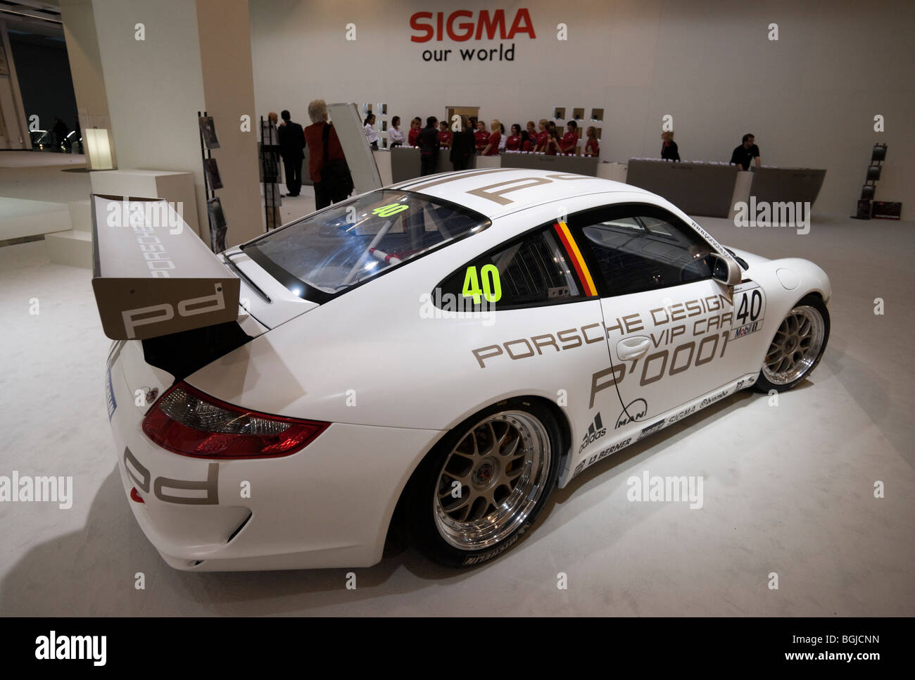 Photokina Photo Imaging-Messe Köln (2008) - Sigma-Objektive mit Porsche Fahrzeuge stehen Stockfoto