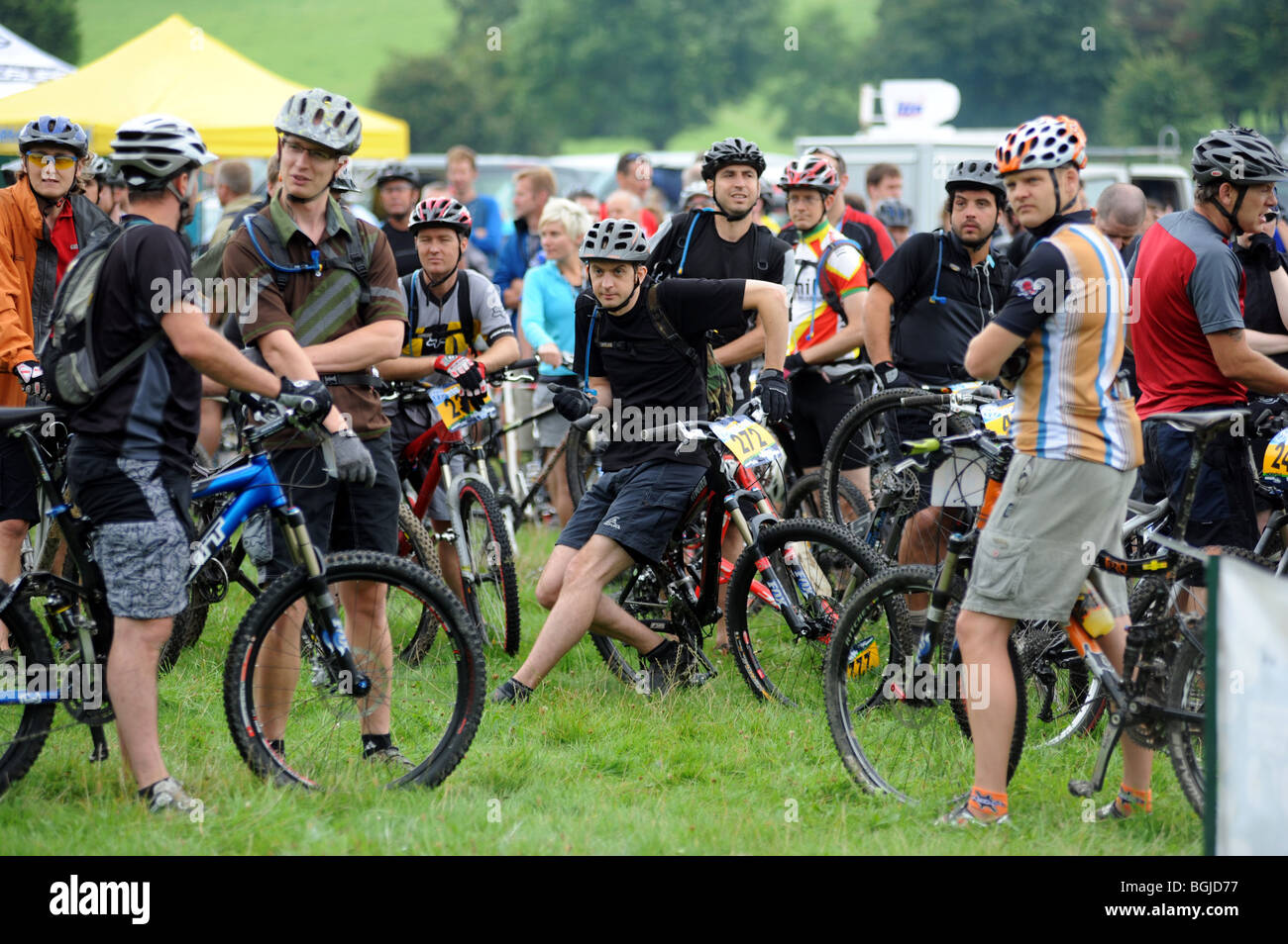 Fahrer, die Teilnahme an der Brighton Big Dog Mountainbike-Rennen Runde Stamner Park, Brighton Stockfoto