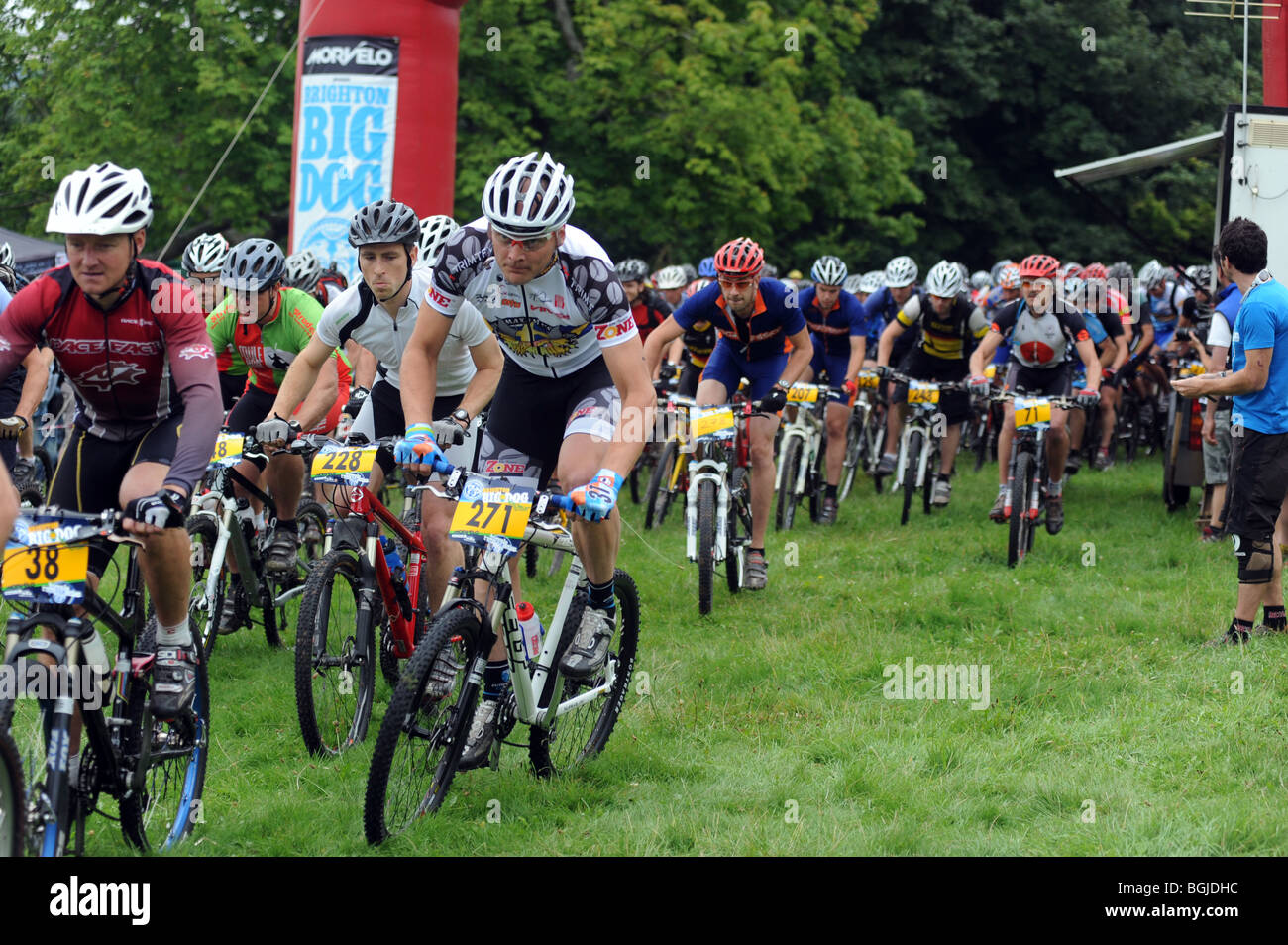 Fahrer, die Teilnahme an der Brighton Big Dog Mountainbike-Rennen Runde Stamner Park, Brighton Stockfoto