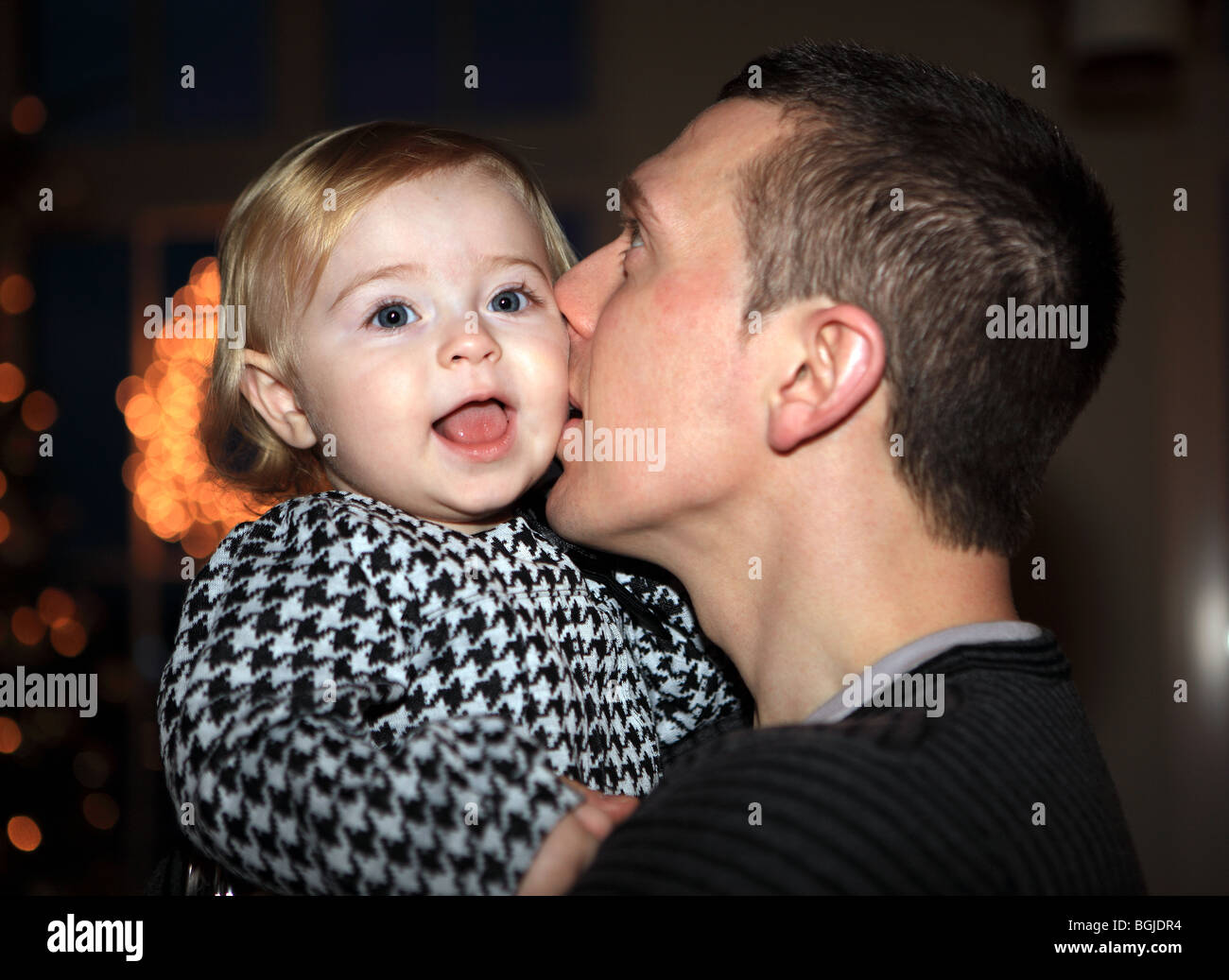 Küssen seine 15 Monate alte Tochter Vater Stockfoto