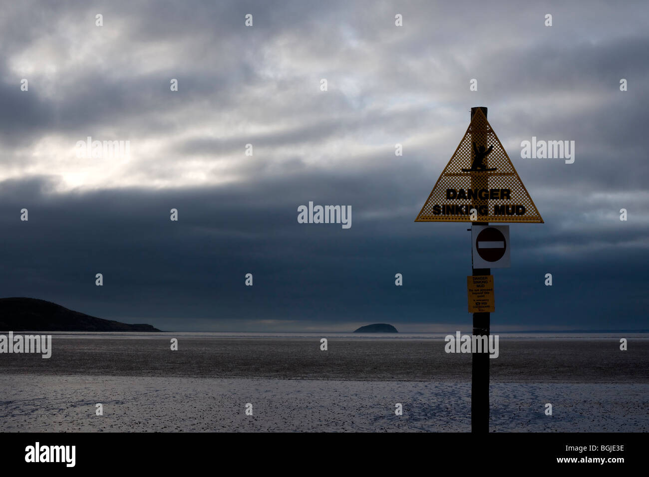 Warnschild am Strand Stockfoto