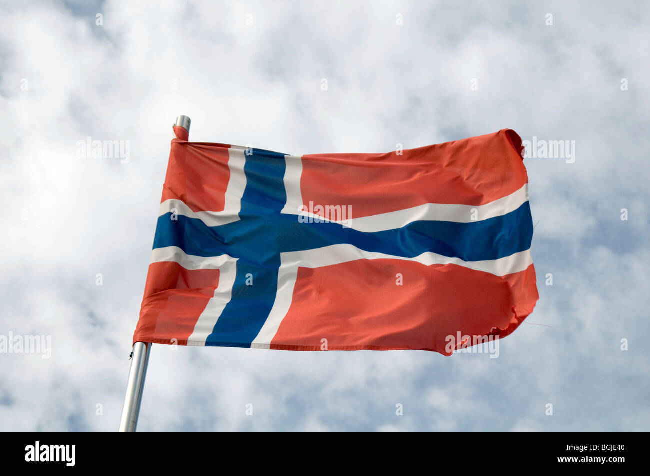 Norwegische Norwegen Norge Flagge Flaggen Pol nationale Identität flattern im jeweiligen Brise Wind Fahnenmast flattern Stockfoto