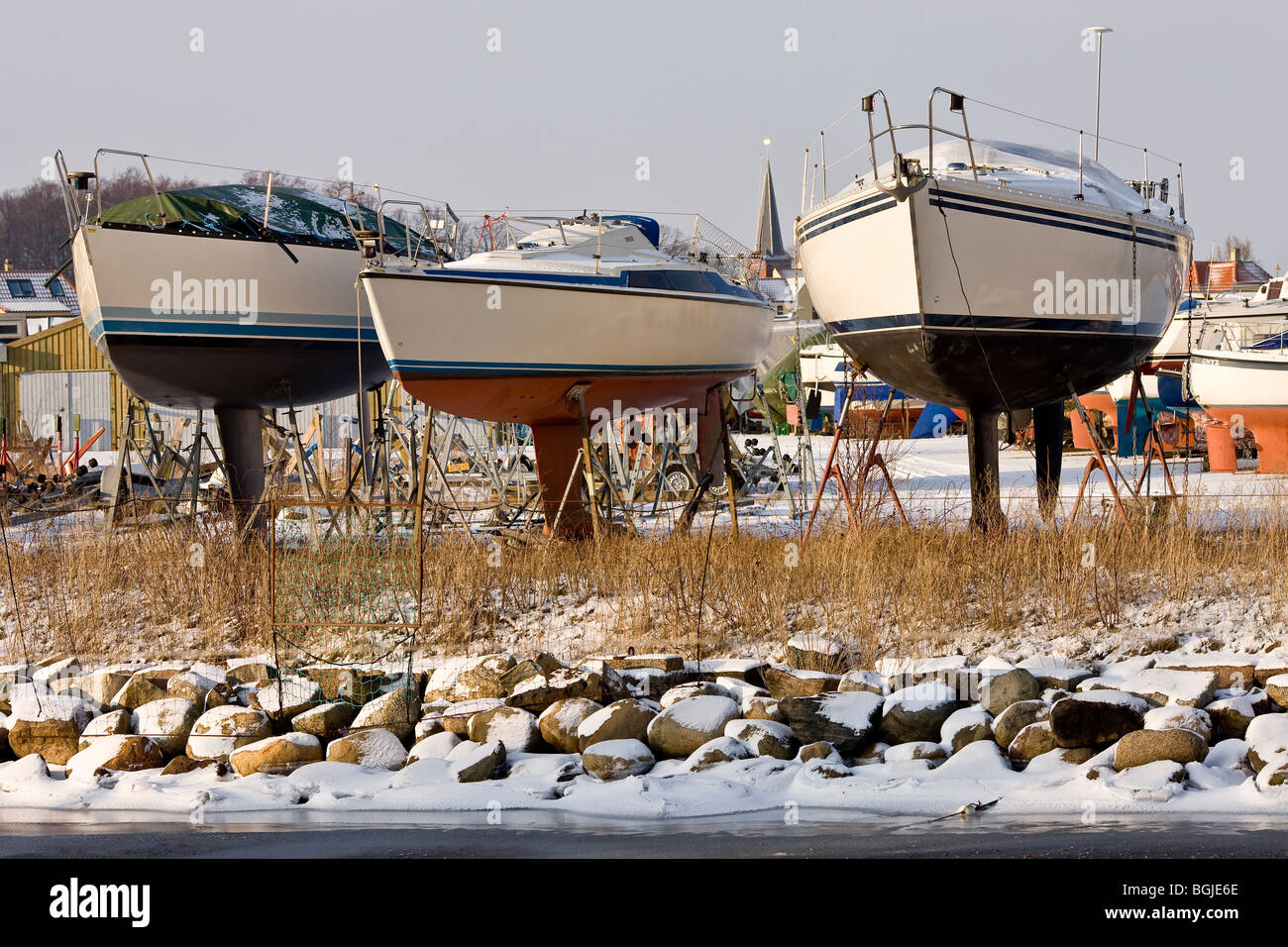 Drei Drydocked Segelboote im Hafen von Dragoer Stockfoto