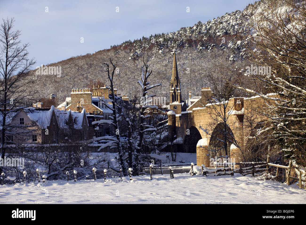 Die Royal Deeside Dorf Ballater, Aberdeenshire, Schottland, UK, im Schnee während des Winters gesehen Stockfoto