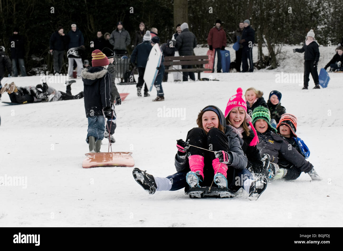 Menschen, die genießen, spielen im Schnee in Essex. Stockfoto
