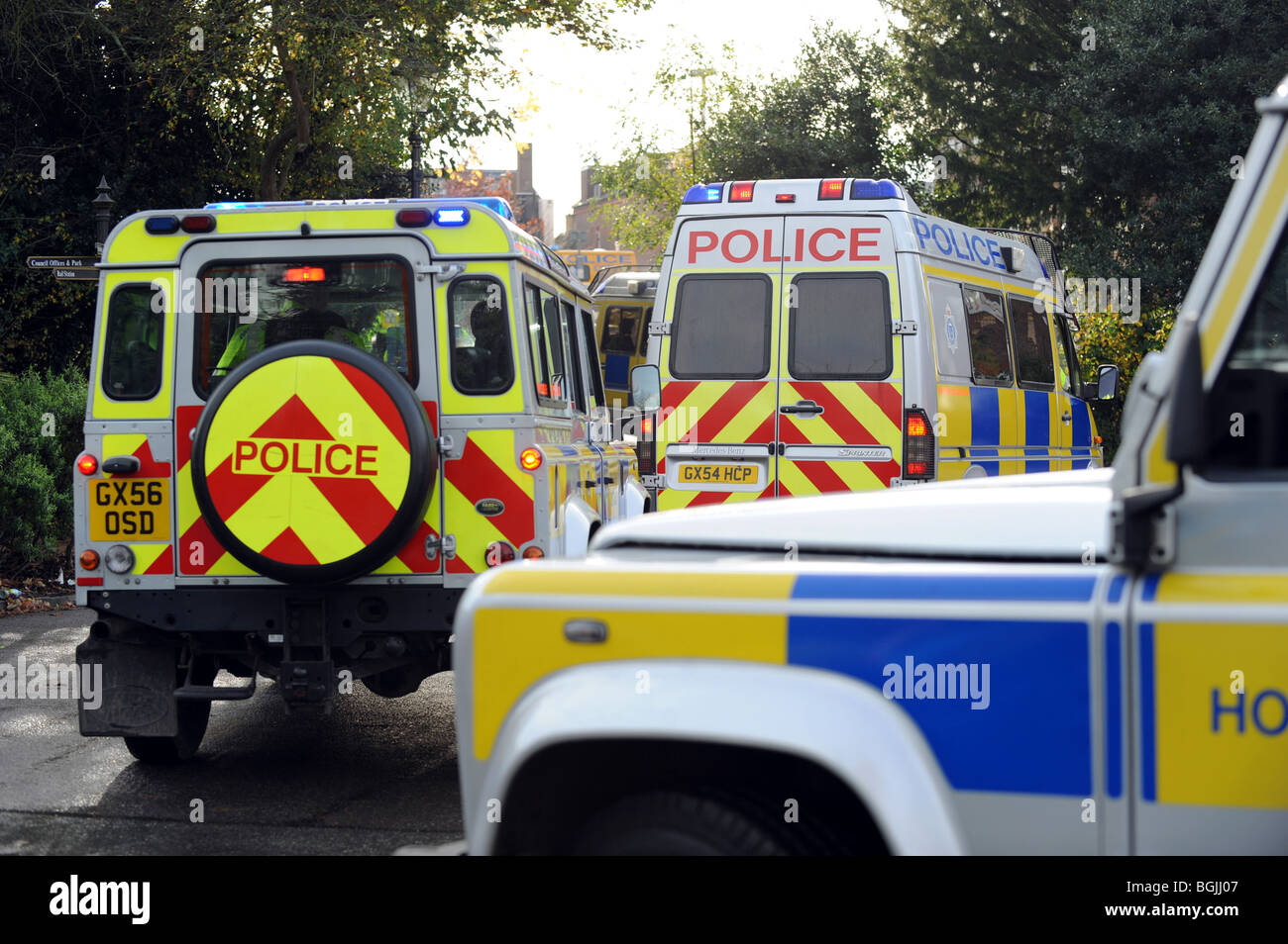 Polizei-Fahrzeuge folgen eine Tiere Rechte Demonstration in Horsham Stockfoto
