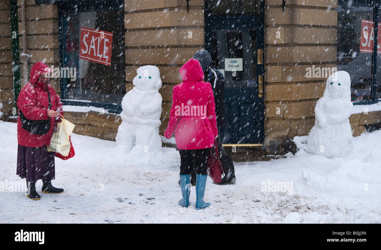 Kelso Schottland im Winter - zwei Schneemänner außerhalb ein Closed Shop zu bewundern Stockfoto
