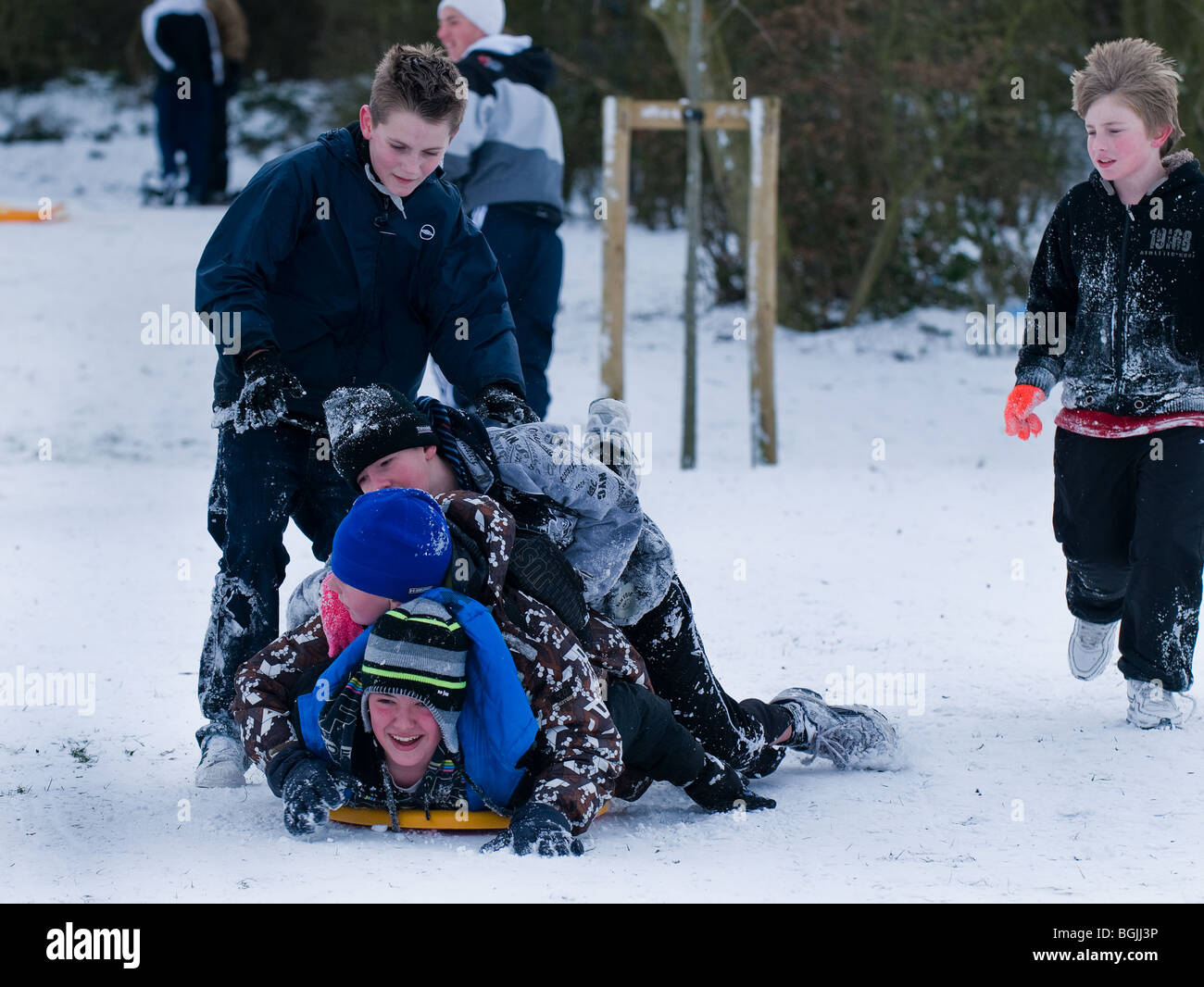 Junge Jungen spielen gerne im Schnee in Essex. Stockfoto