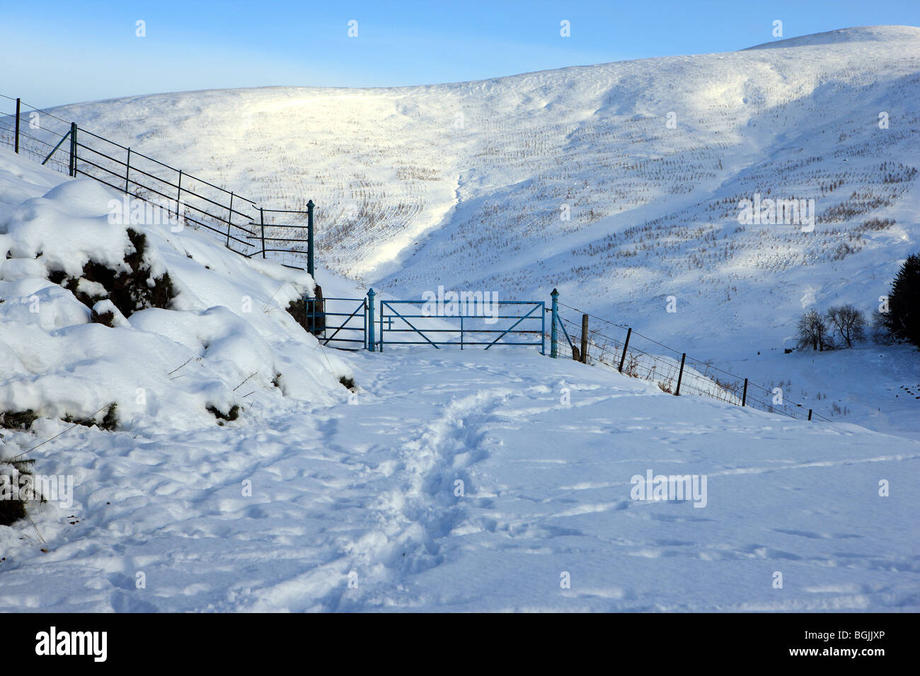 Schneebedeckte Hügel an der Glen Devon untere Reservoir Fife Schottland Stockfoto