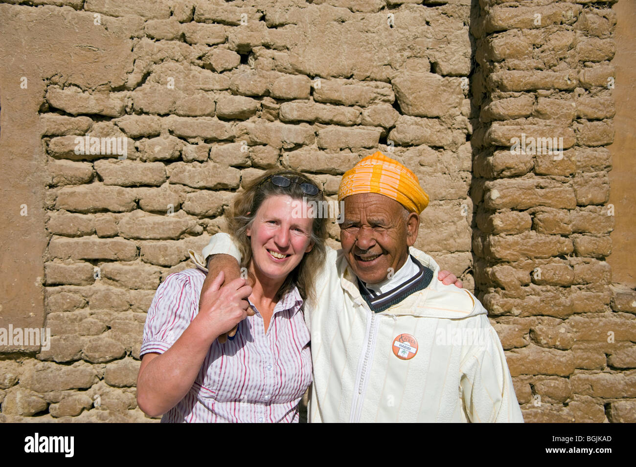 Julia Rogers und Habibi außerhalb Hotel Kasbah Gesangs-Maadid in Erfoud, Marokko.  Freunde und Kollegen. Stockfoto