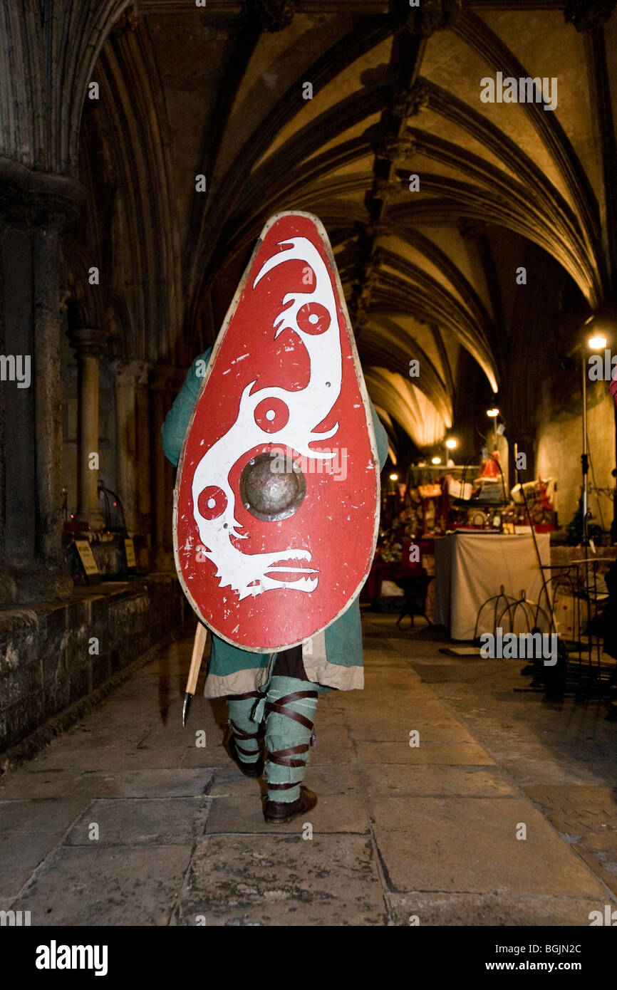 Ein kurze sächsischer Krieger streift die Klöster in Norwich Cathedral Stockfoto