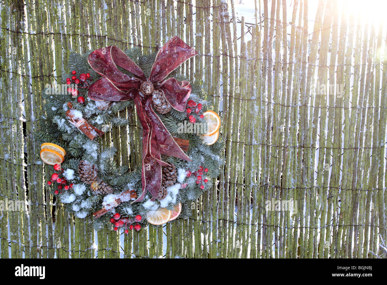 Weihnachten outdoor Deko Kranz Aufhängen von stick Zaun im Querformat