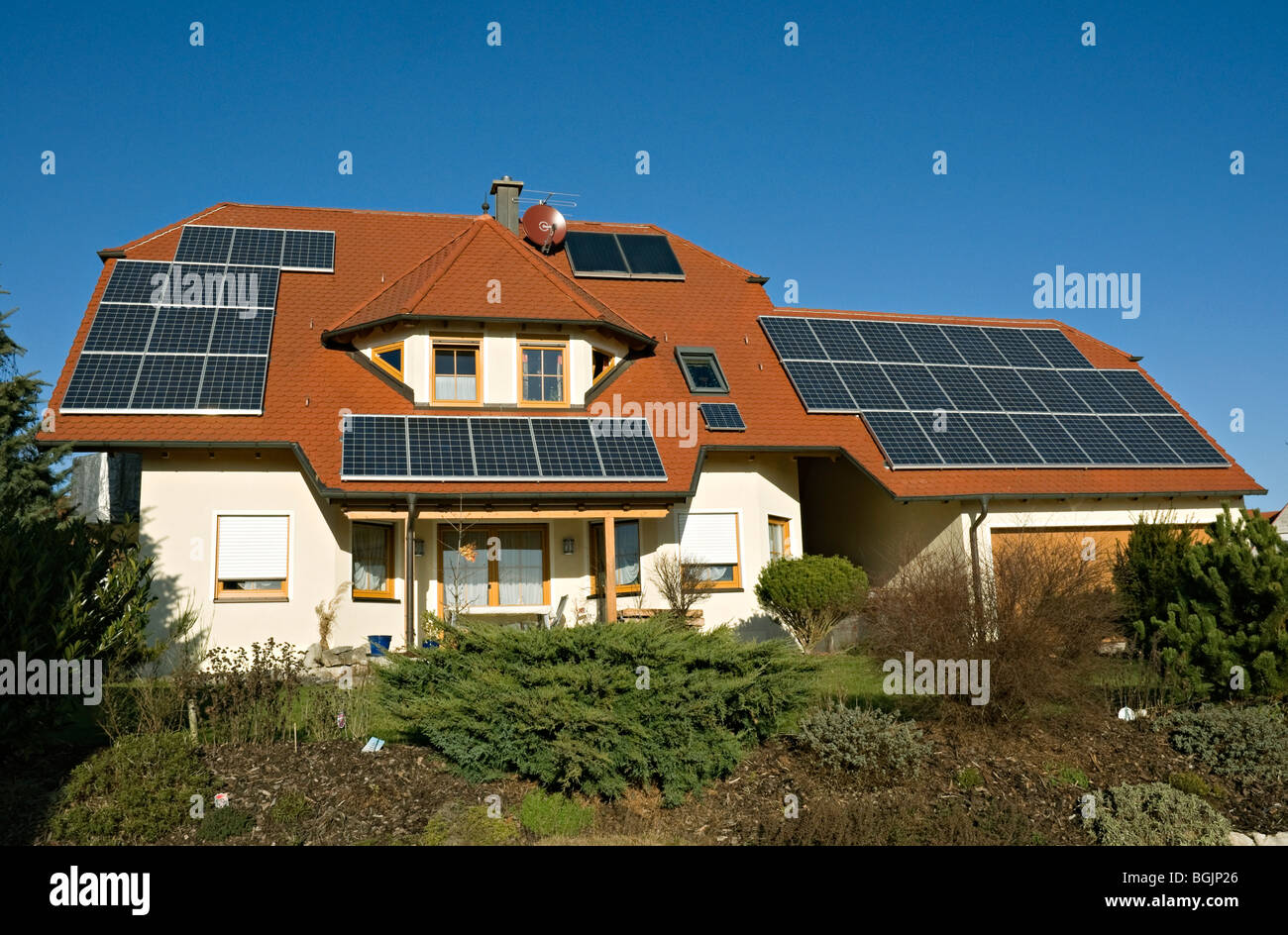 Neues Haus mit Solarzellen auf dem Dach in Franken, Nordbayern, Deutschland Stockfoto