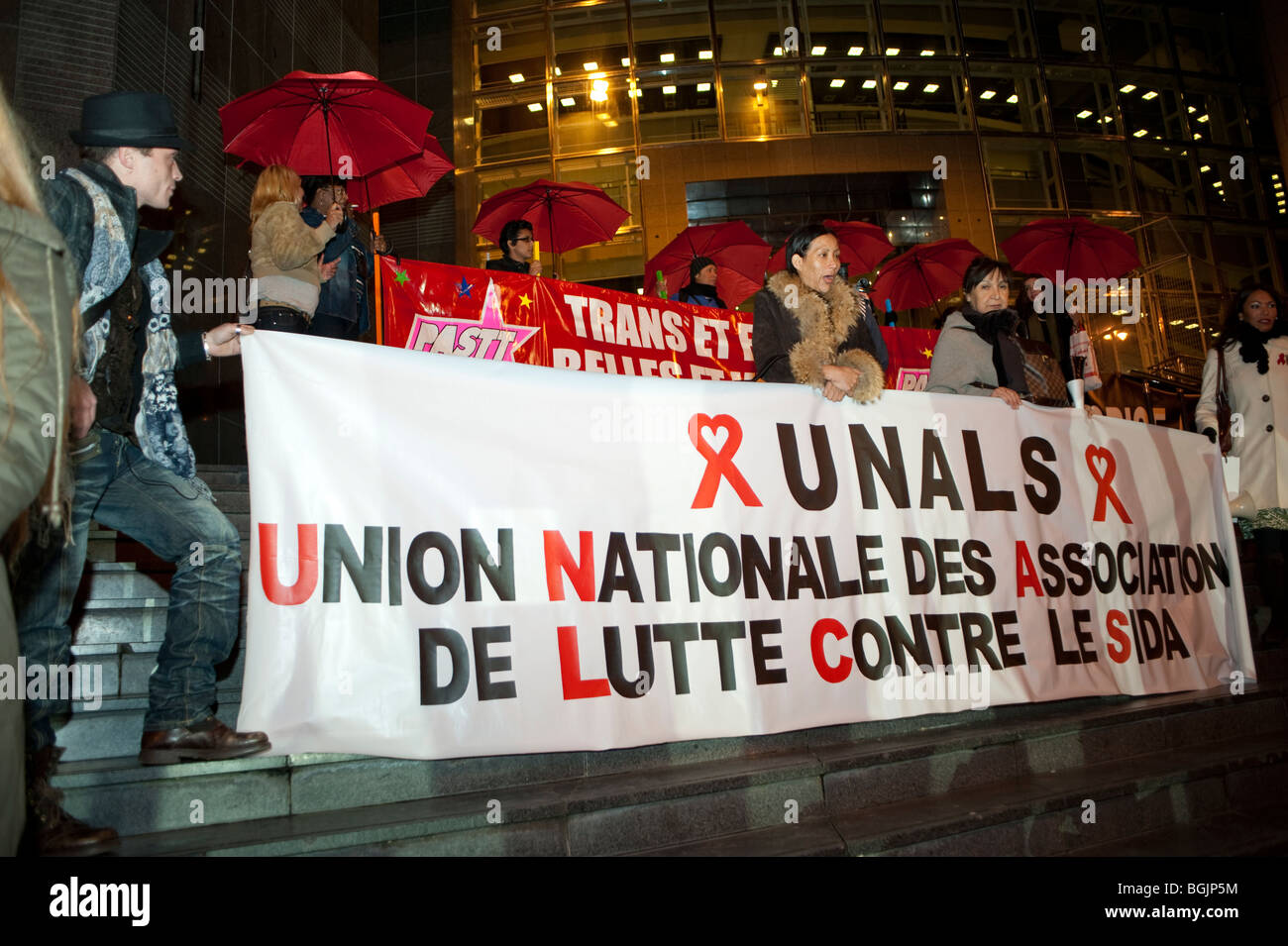 Paris, Frankreich, Aidsaktivisten der UNALS 'Union Nationale des Associations de Lutte Contre le SIDA', die Protestschild bei der Demonstration am Welt-Aids-Tag frankreich junge Menschen halten Stockfoto