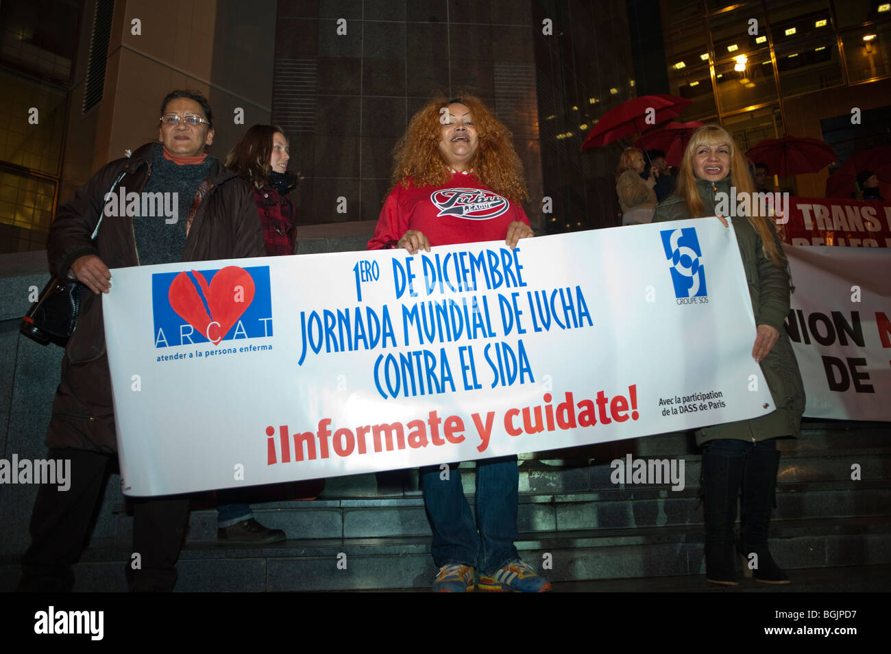 Paris, Frankreich, Aids-Aktivisten von ARCAT, SOS) protestieren gegen AIDS am 1. Dezember am Welt-HIV/Aids-Tag, Demonstration, Frauen mit Zeichen Stockfoto