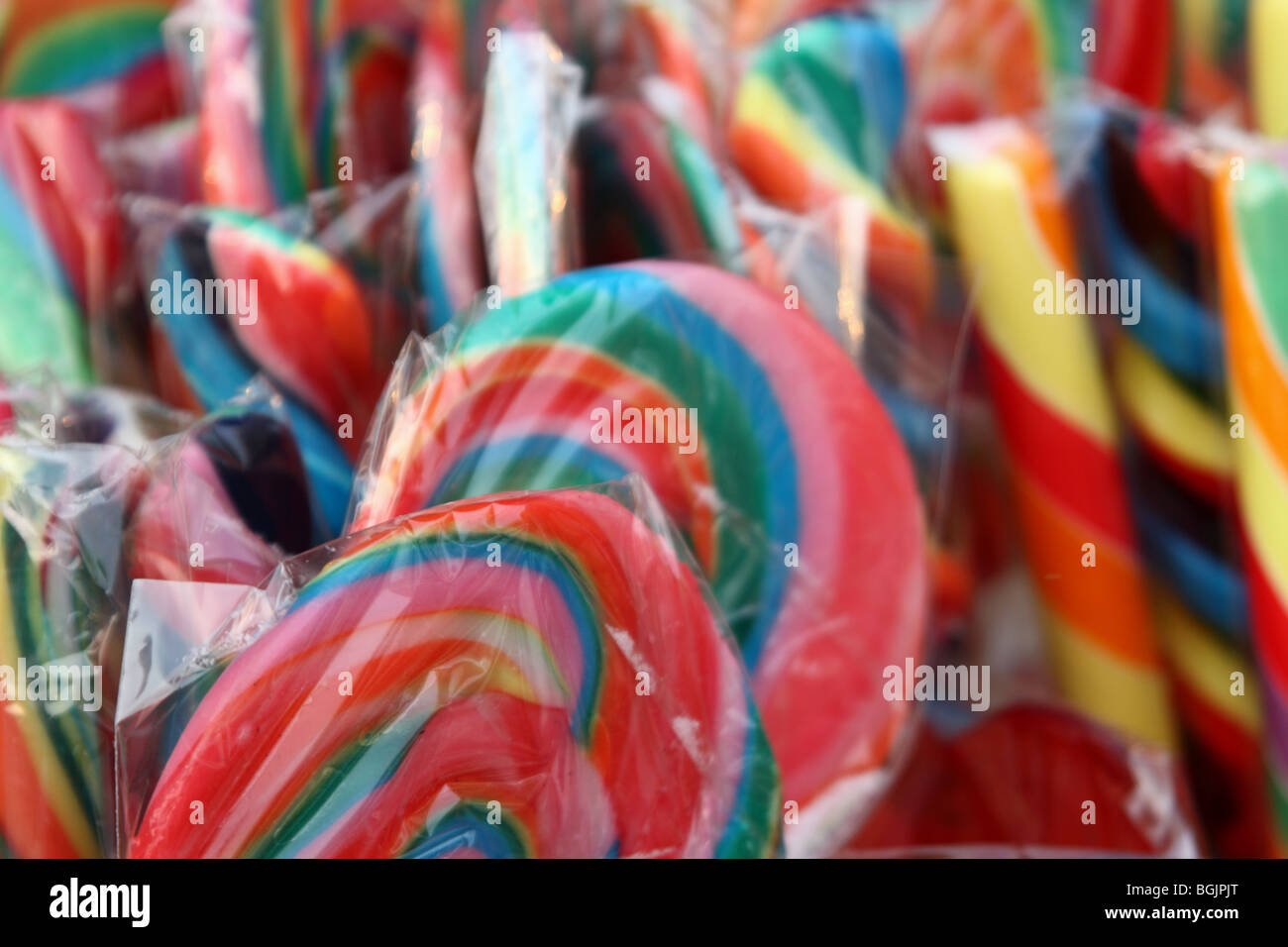 Verschiedene Süßigkeiten zum Verkauf auf dem Weihnachtsmarkt in Krakau, Polen. Stockfoto