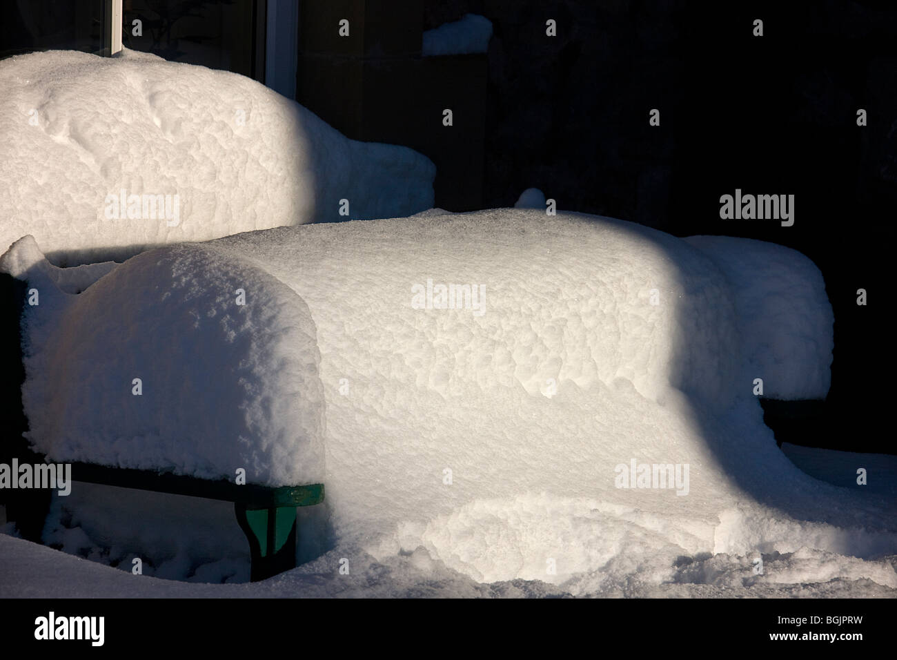 Tiefschnee auf Gartenbank. Rathburne Haus. Scottish Borders. Stockfoto